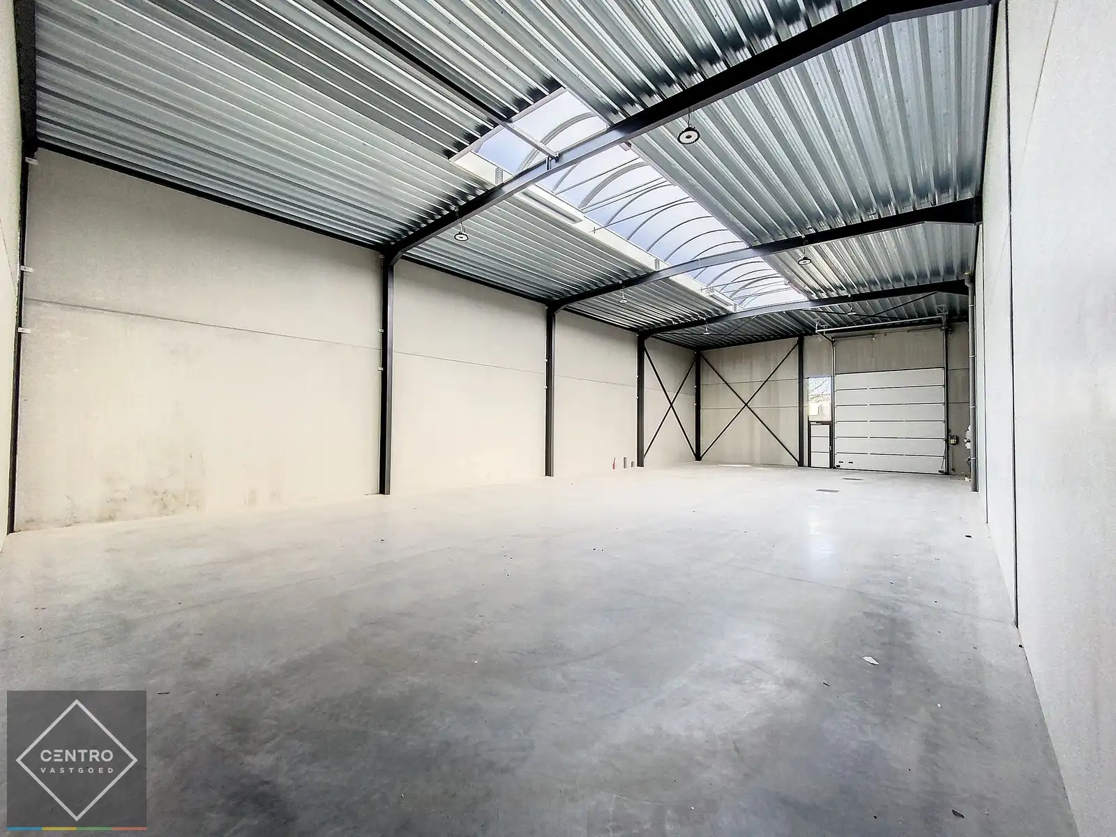 NB LOODS (311m2) TE HUUR, voorzien van alle nutsvoorzieningen en een vrije hoogte van 6,2m (tussenverdieping mogelijk). Op ambachtelijke zone te Jabbeke. foto 5
