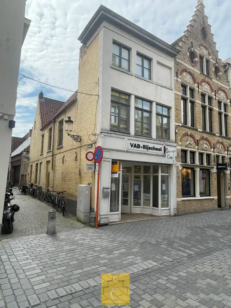 Handelsgelijkvloers met uitstekende zichtbaarheid in het hart van Brugge foto 2
