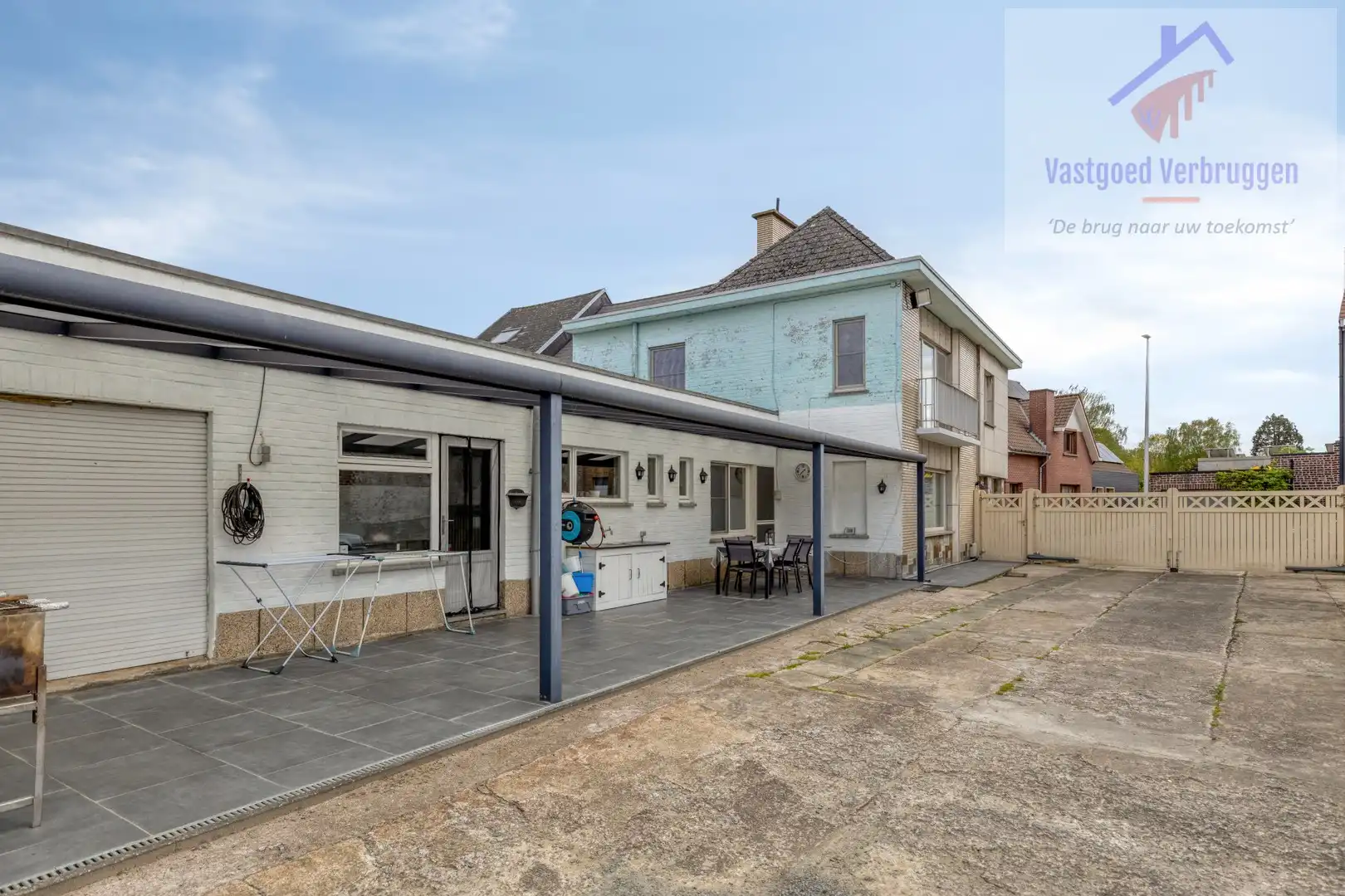 Ruime woning met dubbele loods foto 18