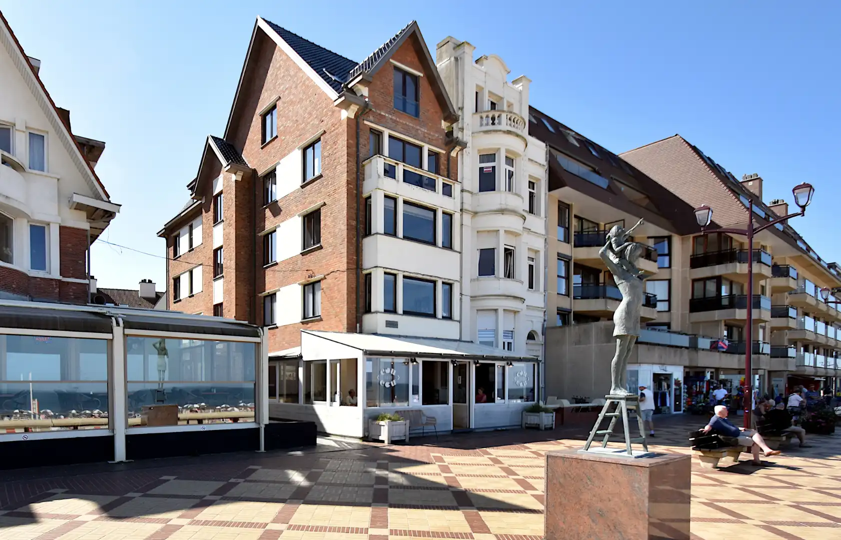 Op te frissen appartement met frontaal zeezicht op de zeedijk, De Haan foto {{pictureIndex}}