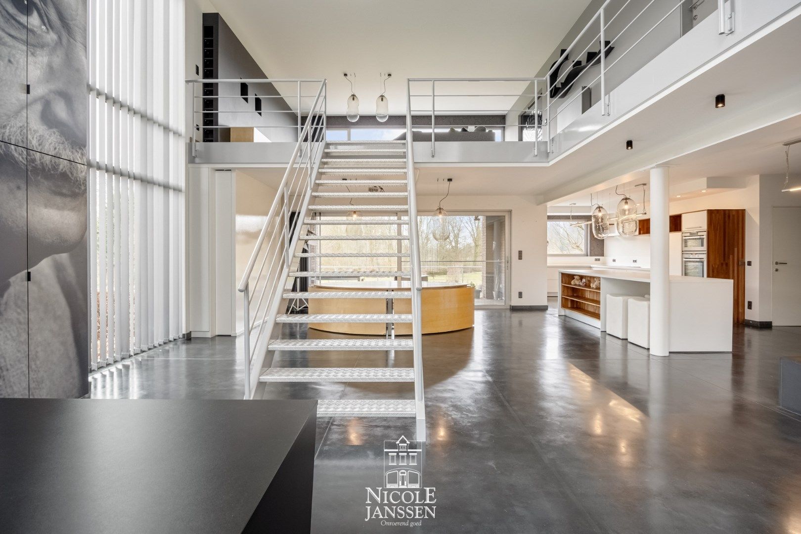 Zeer moderne en luchtige woning in een rustige, groene omgeving foto 4