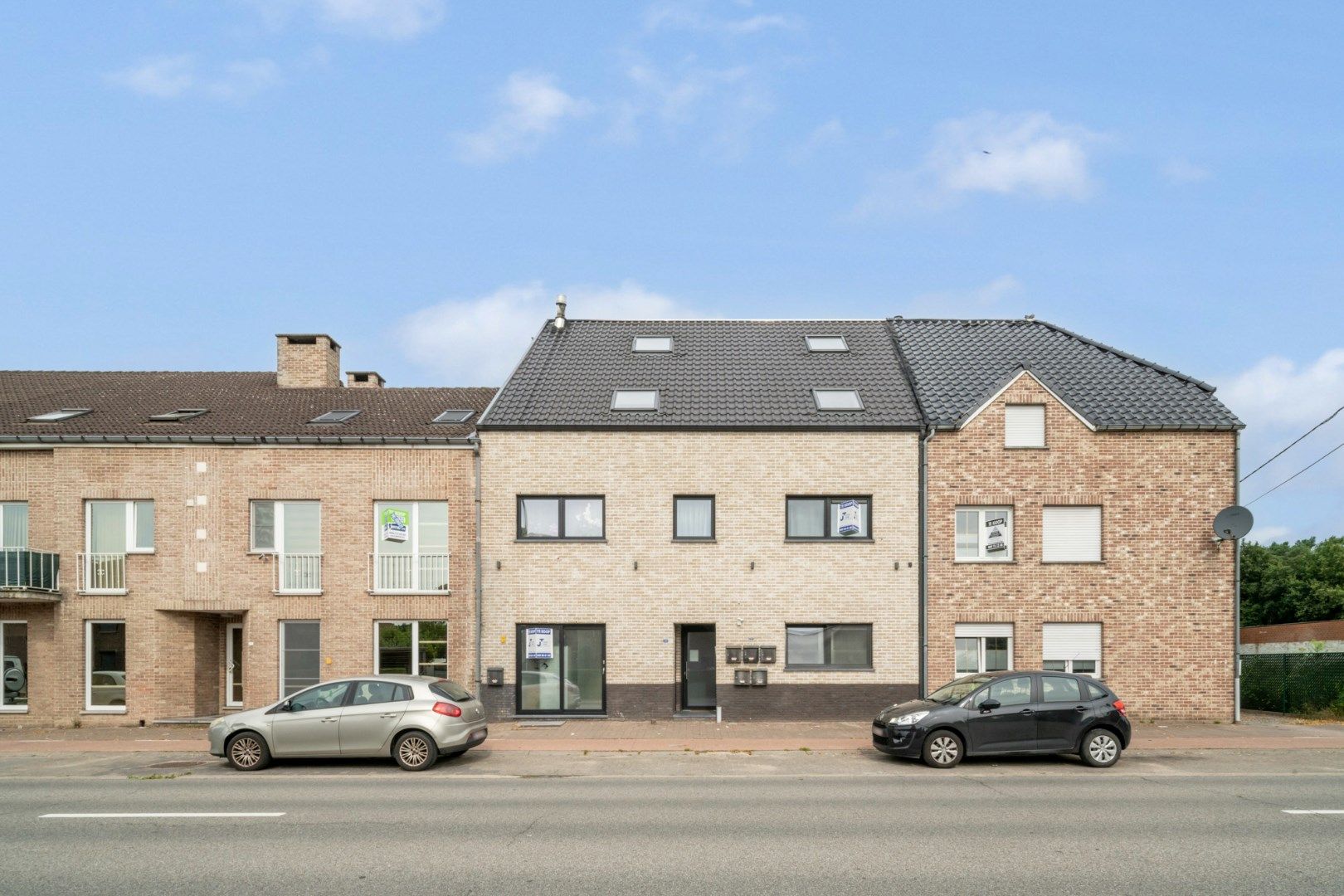 Ruim, duplex appartement voorzien van 3 slaapkamers, groot terras & parkeerplaats! foto 1