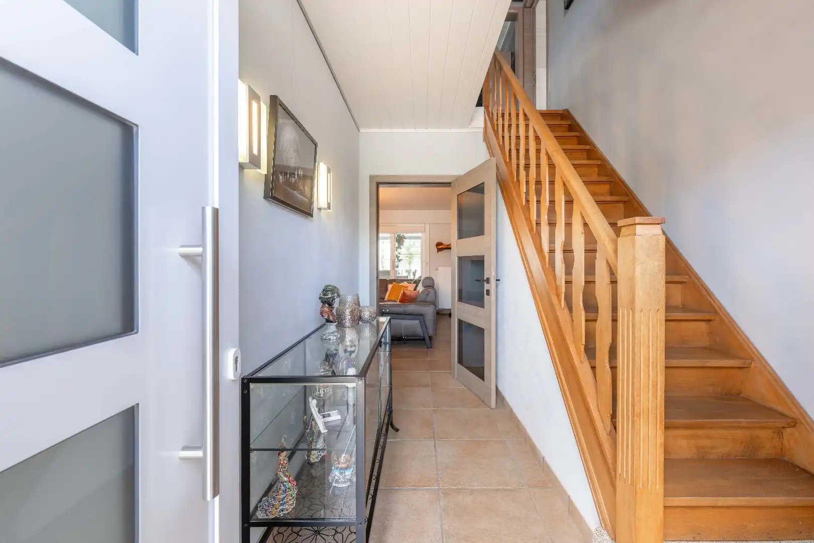 VERRASSEND RUIME, INSTAPKLARE WONING MET 2 GARAGES TE PITTEM foto 2