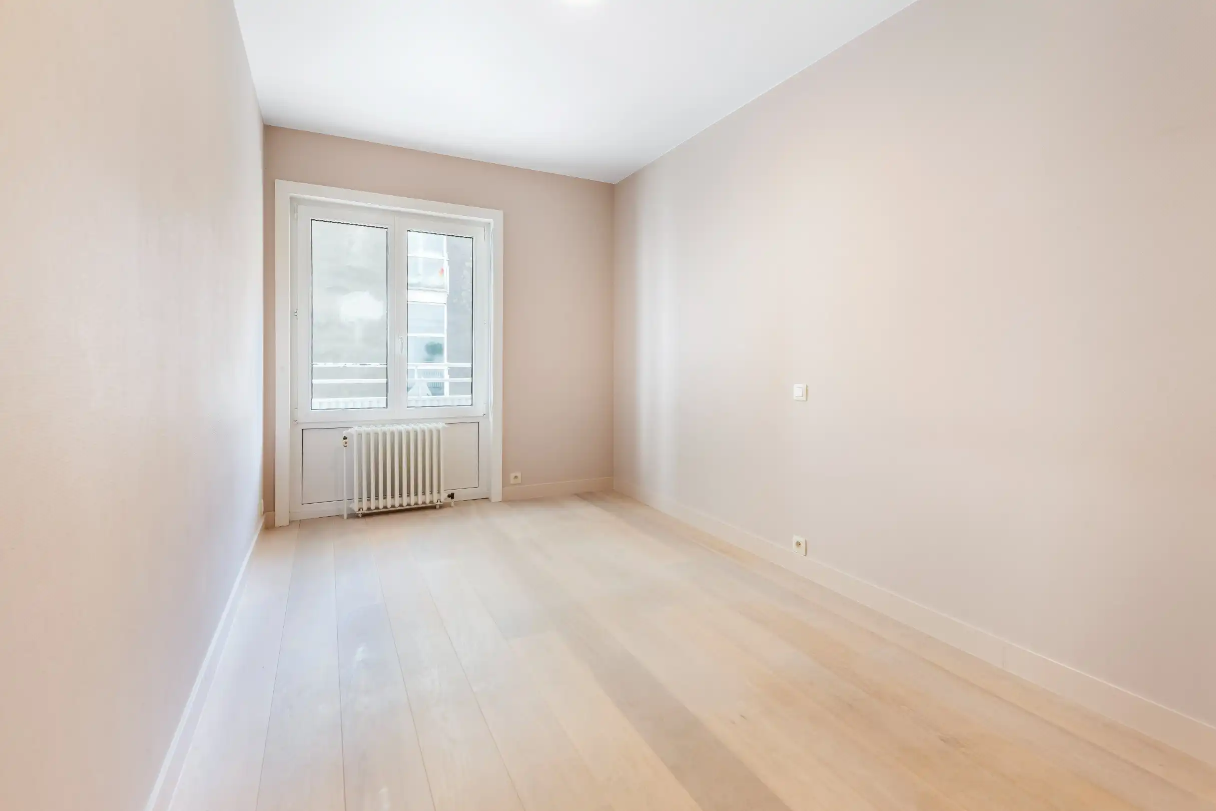 Ongemeubeld appartement met 3 slaapkamers op de ZEEDIJK in het Zoute tegen het Albertplein. foto 13