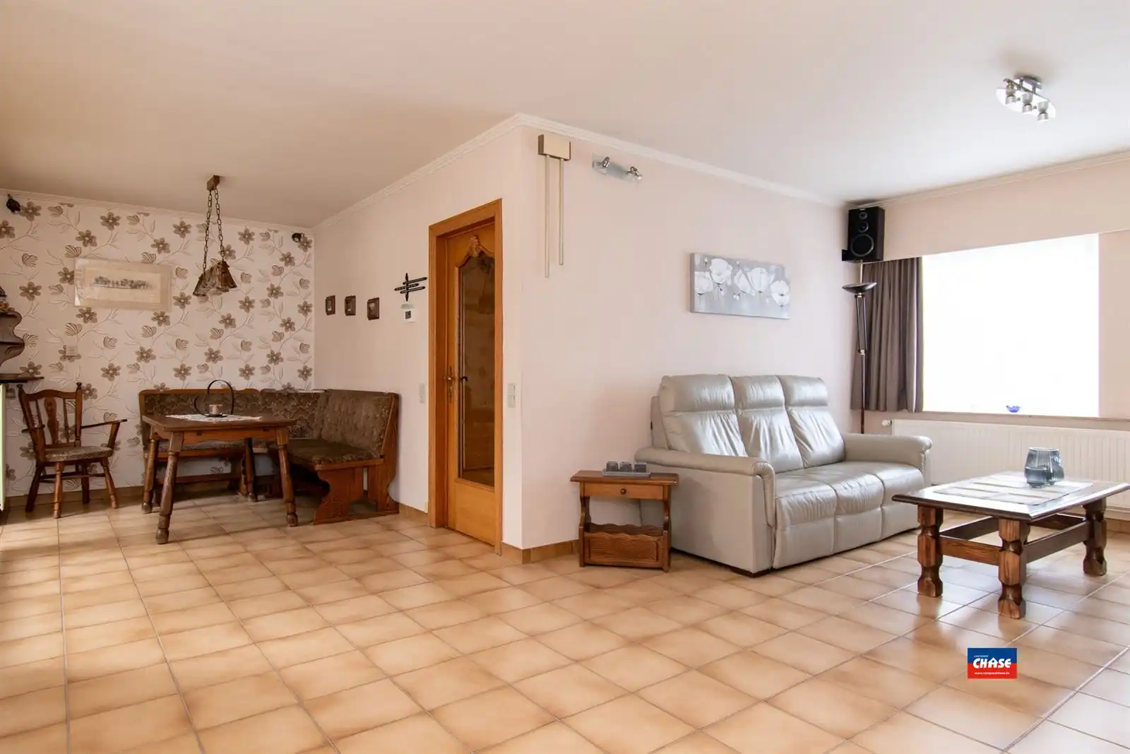 Op te frissen rijwoning met 3 slaapkamers, zolderkamer en gezellige zuid tuin. foto 4