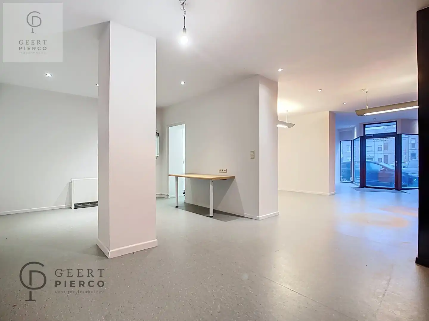 Handelruimte te midden van het commerciële stadscentrum. foto 8