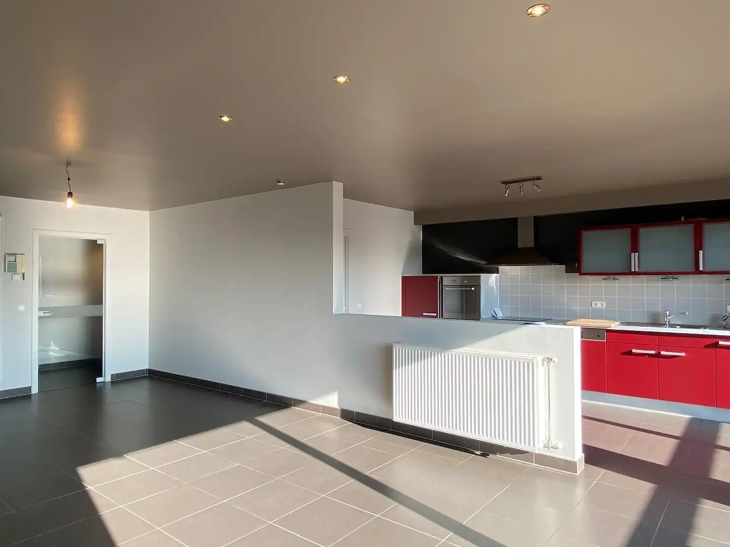 INSTAPKLAAR APPARTEMENT MET 2 SLPKS + STAANPLAATS EN KELDERBERGING foto 3