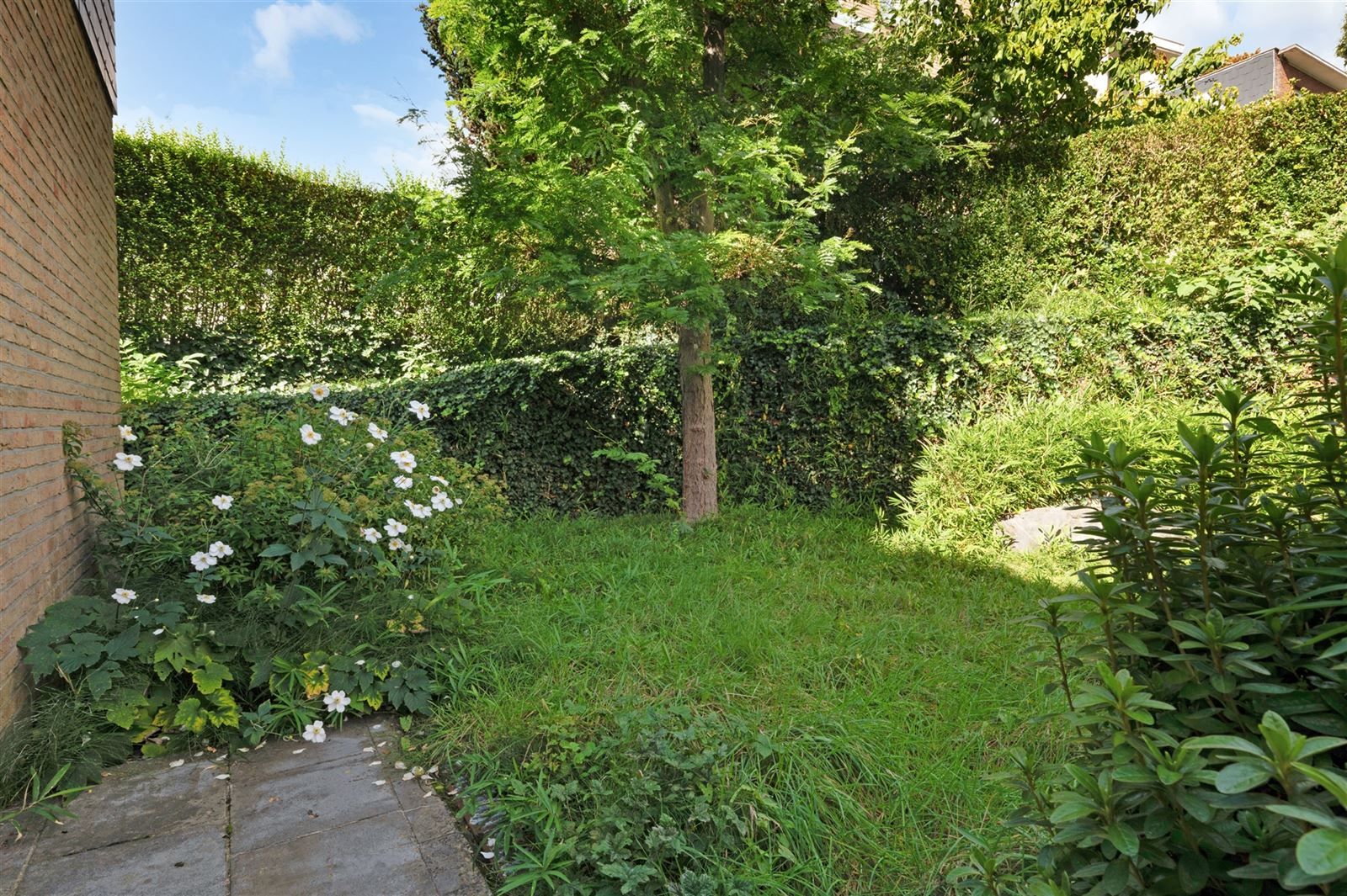 Lichtrijke woning met tuin en garage foto 14