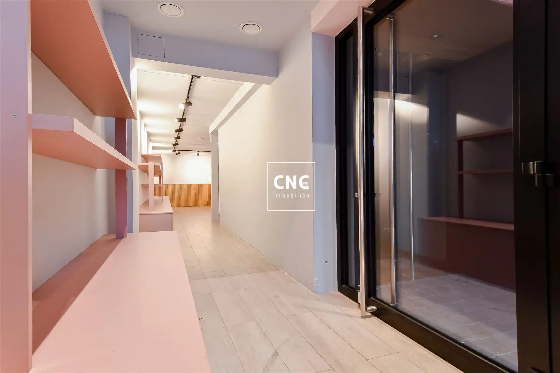 Recent lichtrijk handelspand in het commerciële centrum van Knokke foto 5