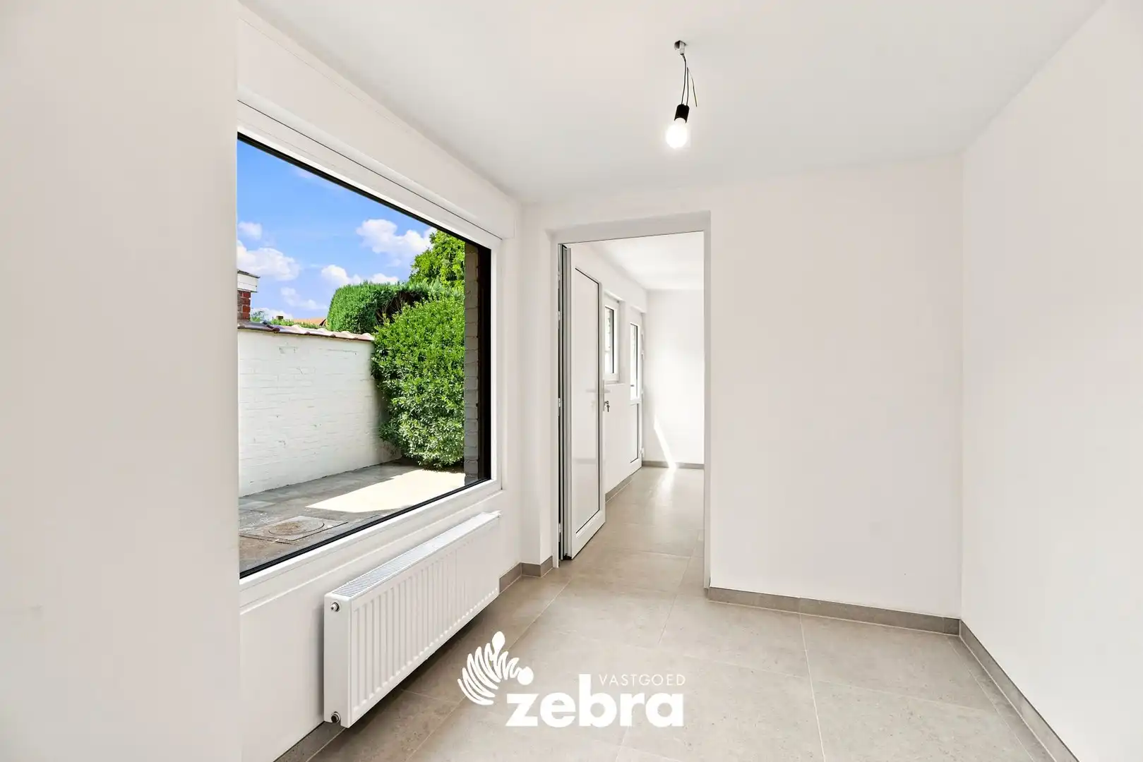 Gerenoveerde woning met uitweg op een rustige ligging in Izegem! foto 7
