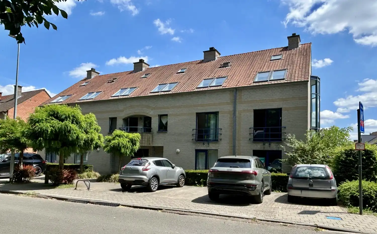 Deels gemeubelde studio met terras en staanplaats te Leuven foto {{pictureIndex}}