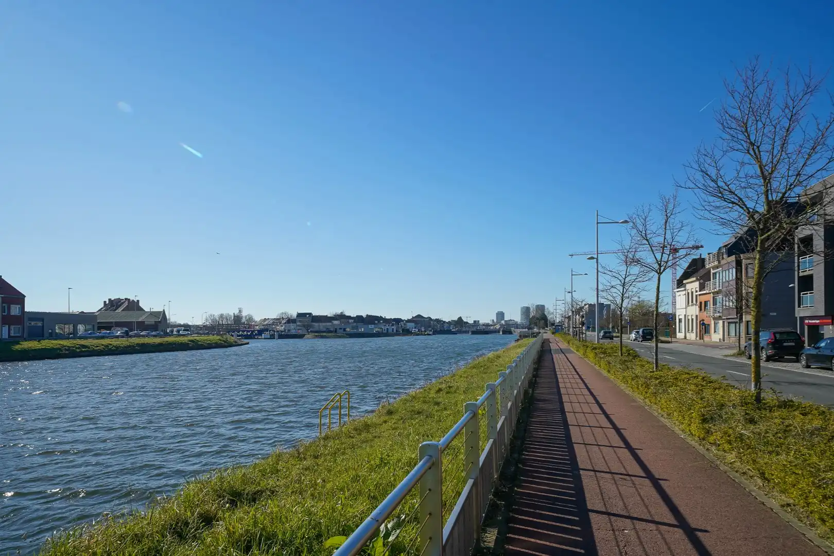 Woning met ruime garage en zicht op de vaart in Bredene foto 2