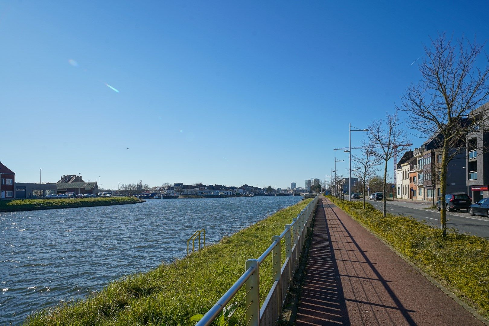 Woning met ruime garage en zicht op de vaart in Bredene foto 2
