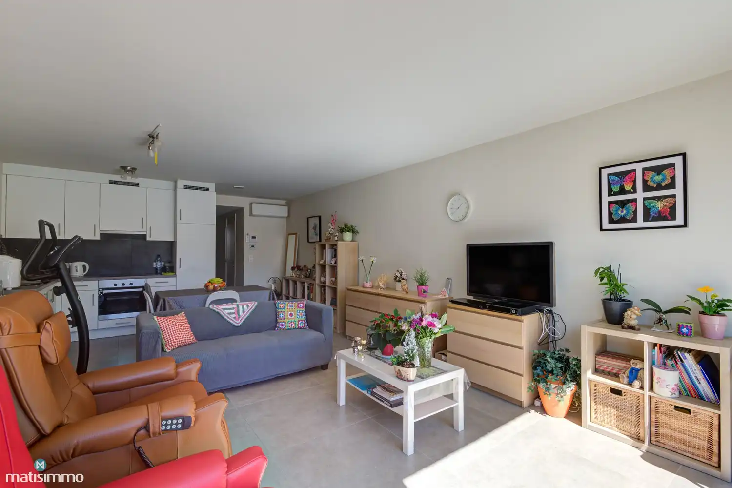 INSTAPKLAAR GELIJKVLOERS APPARTEMENT MET TUIN EN AUTOSTAANPLAATS NABIJ HET STADSCENTRUM VAN BILZEN foto 4