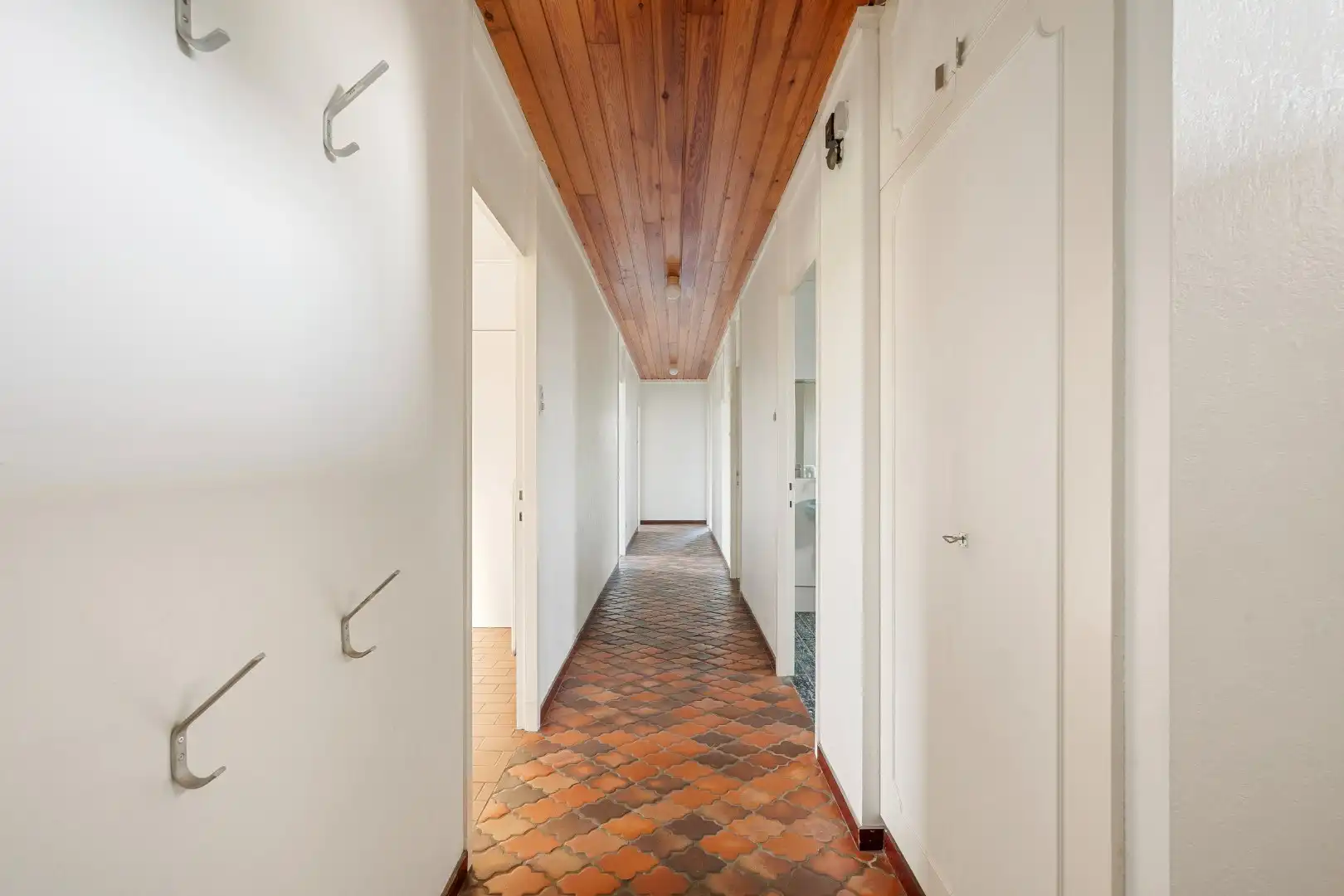 Gelijkvloerse woning met 3 slaapkamers, ruime garage en tuin. foto 9