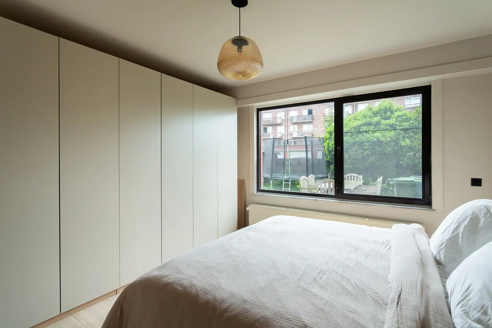 Ruim, gerenoveerd gelijkvloersappartement met garagebox! foto 18