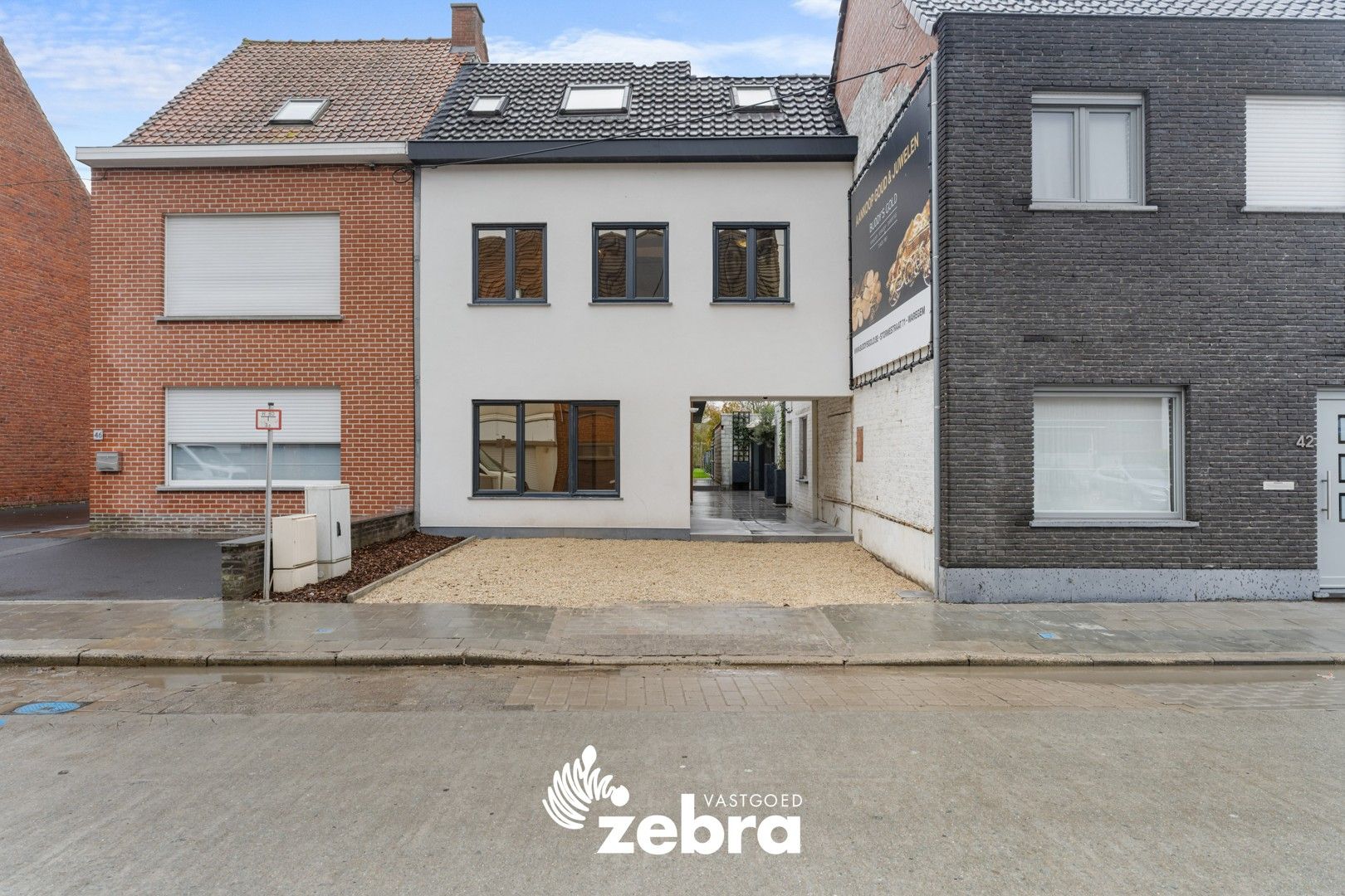 Gerenoveerde woning met 4 slaapkamers en 2 badkamers te Roeselare! foto {{pictureIndex}}