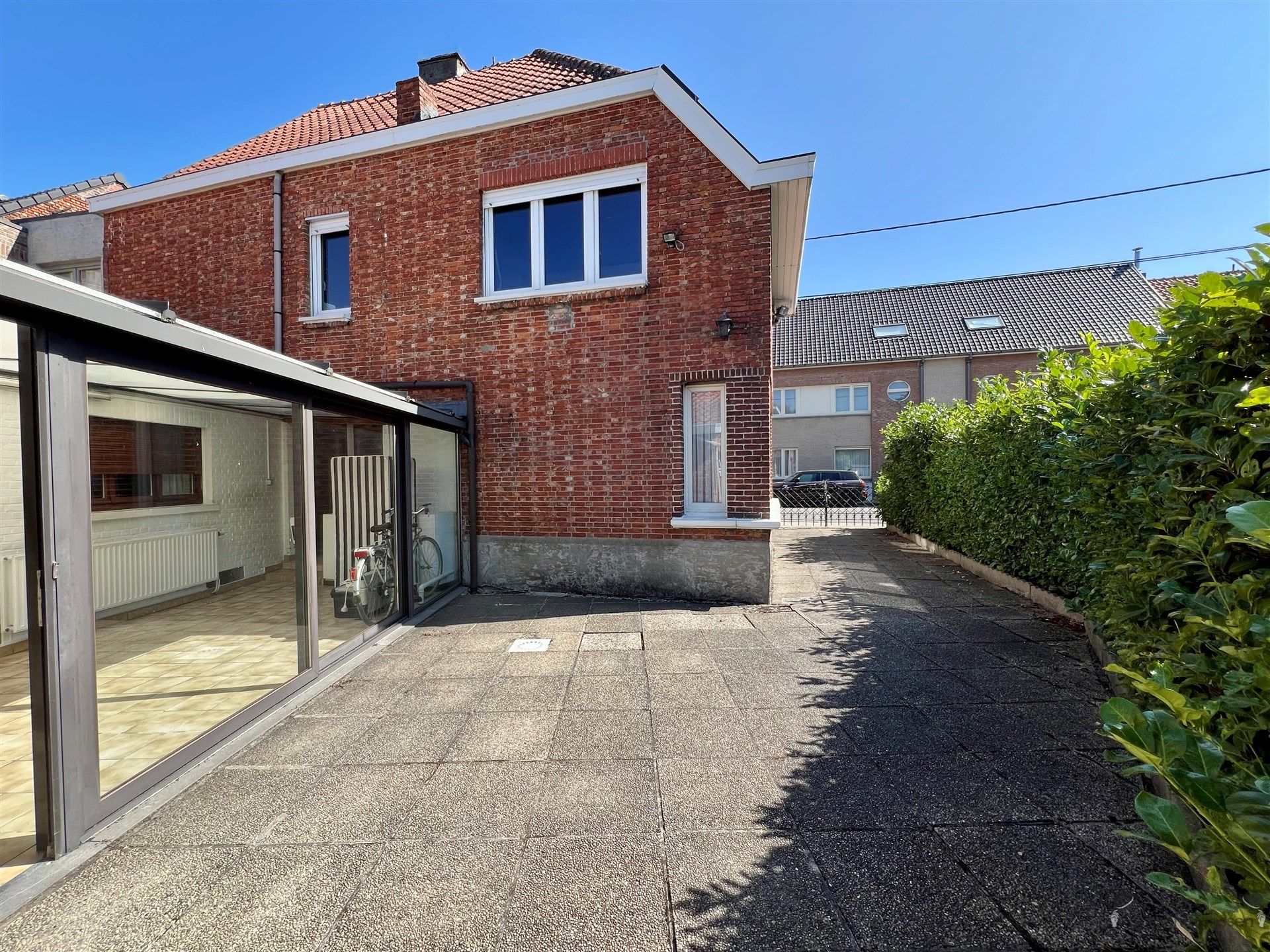HOB met achterliggende garages foto 16