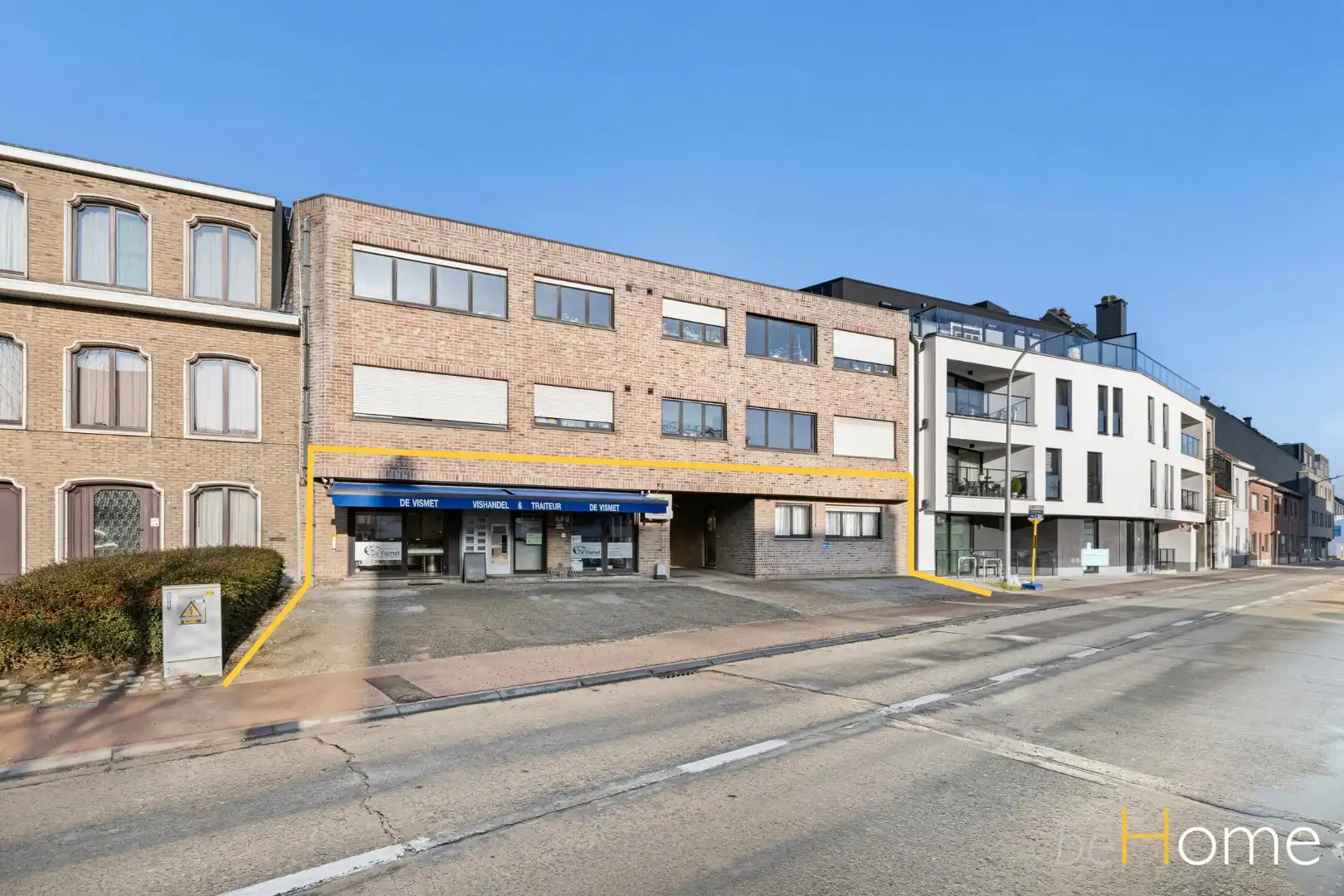 Op zoek naar een opbrengsteigendom met handelspand, 2 appartementen en 4 garages in hartje Merchtem? Welkom Home!  foto {{pictureIndex}}