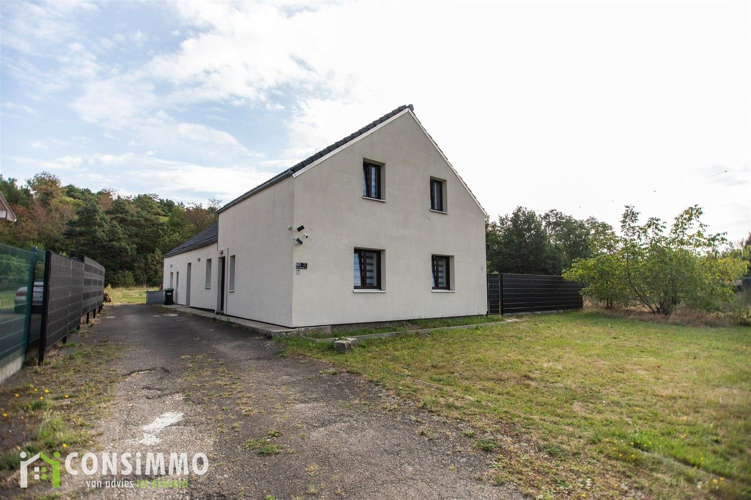 Vrijstaande, gerenoveerde woning op ruim perceel in het groene Genk-Sledderlo foto {{pictureIndex}}