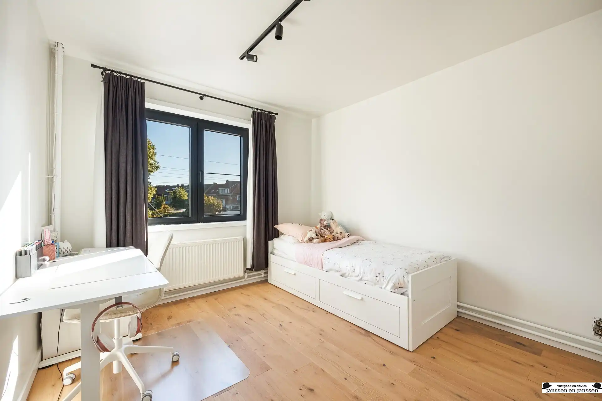 Prachtig gerenoveerde woning met 4 slaapkamers, garage en zonnige tuin foto 17