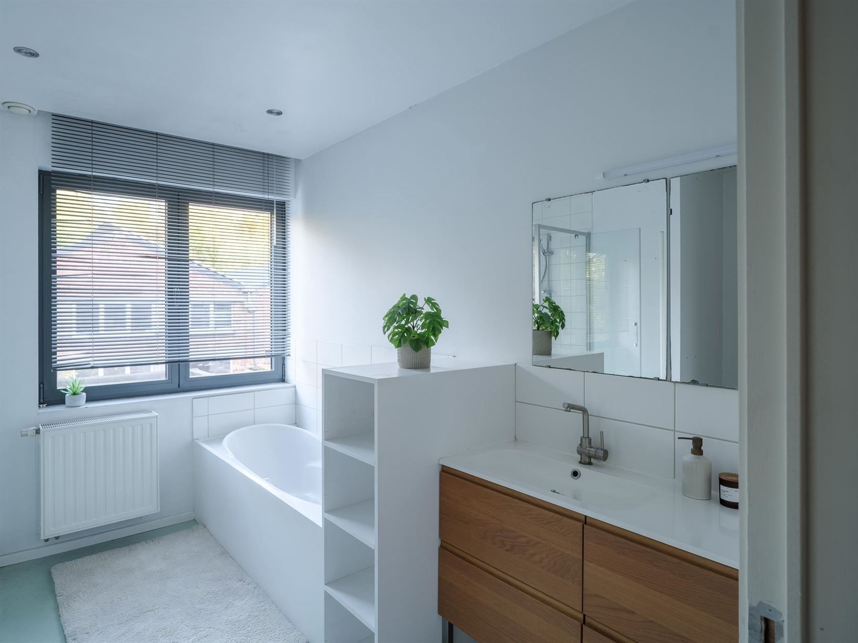 Instapklare, lichtrijke woning in gegeerde wijk te Gent foto 11