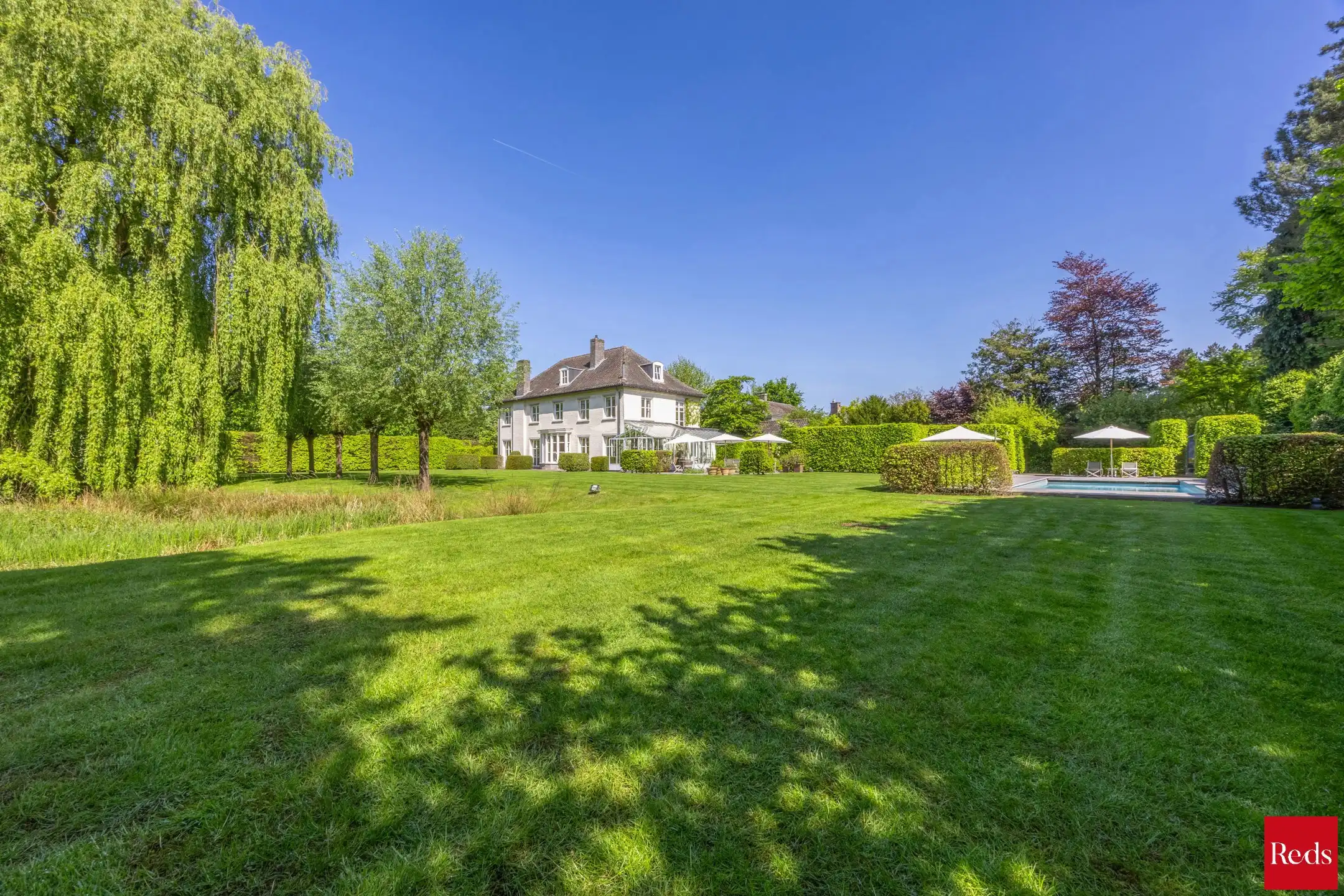 Statige luxevilla op royaal perceel van 3.877 m² met zwembad foto 3