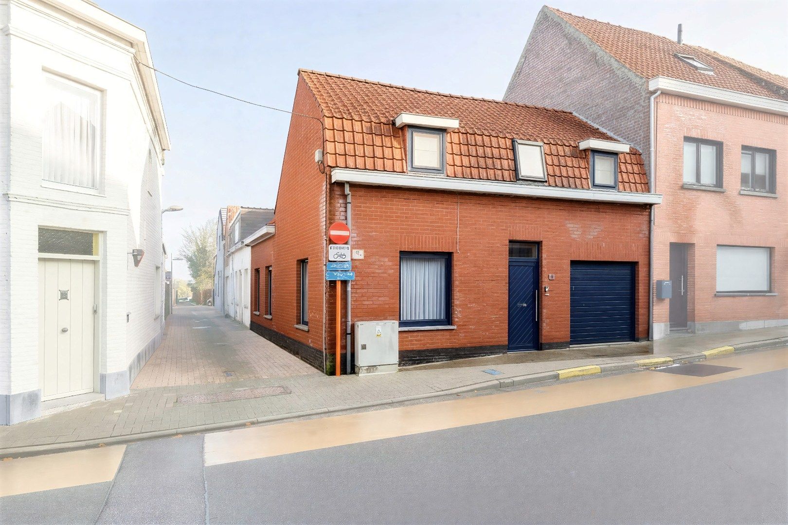 INSTAPKLARE STADSWONING (2 SLPKS) IN HARTJE TIELT MET GARAGE! foto {{pictureIndex}}