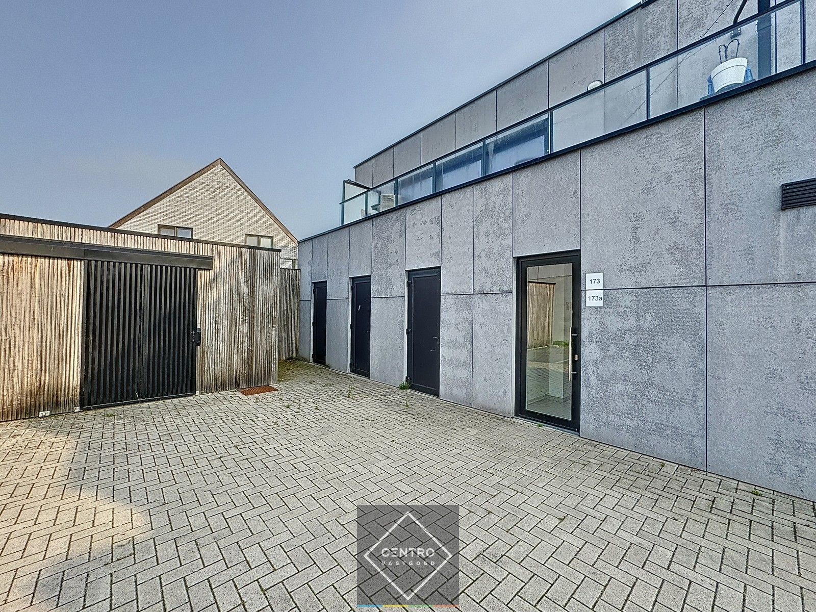 Goed geïsoleerd MAGAZIJN (174 m²) met volledig afgewerkt APPARTEMENT (103 m² - 1ste V.), voorzien van ZONNE-terras, private parkeerplaatsen en fietsenberging achter het gebouw foto 23