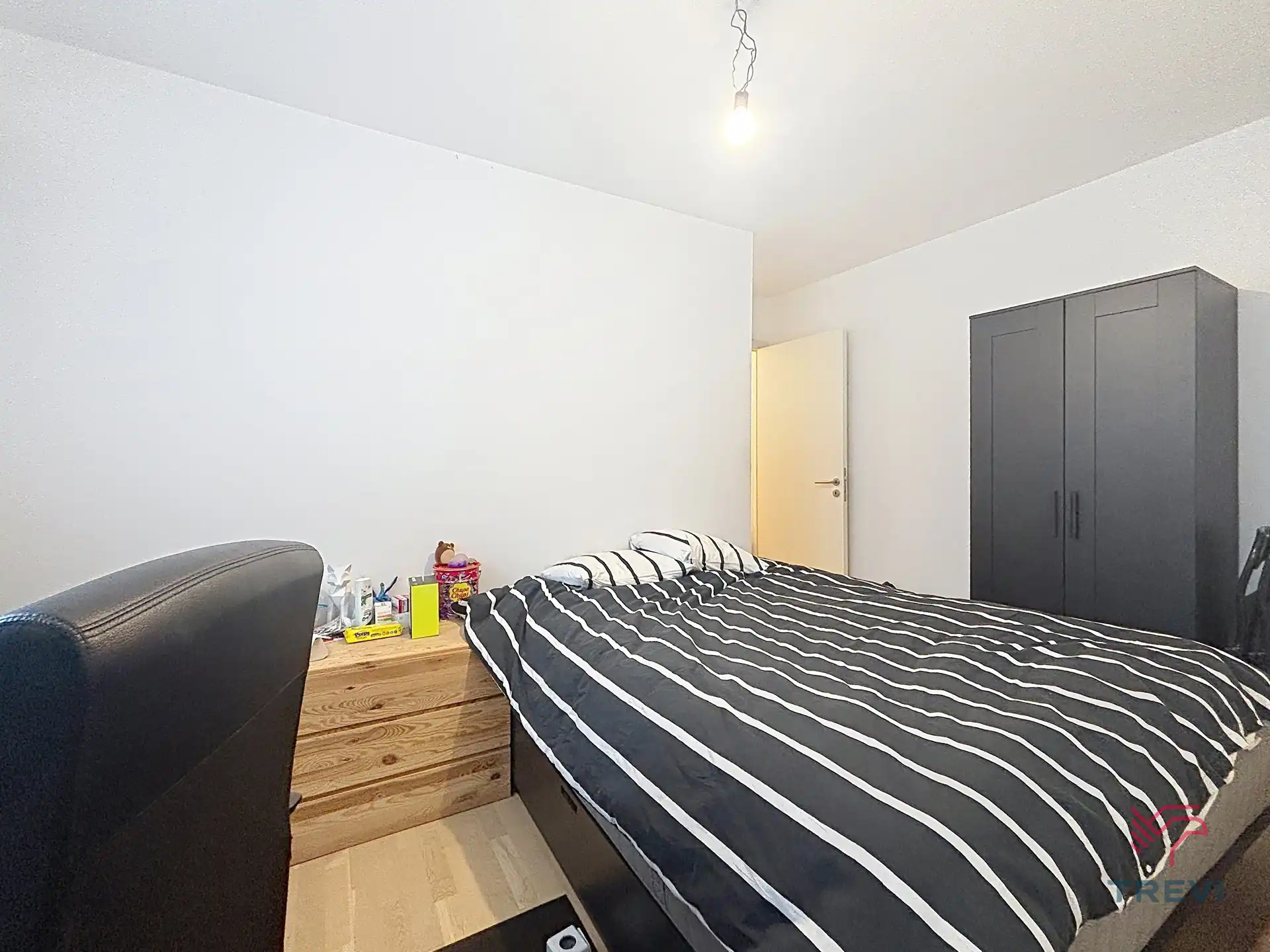Mooi ongemeubileerd appartement met 3 slaapkamers foto 9