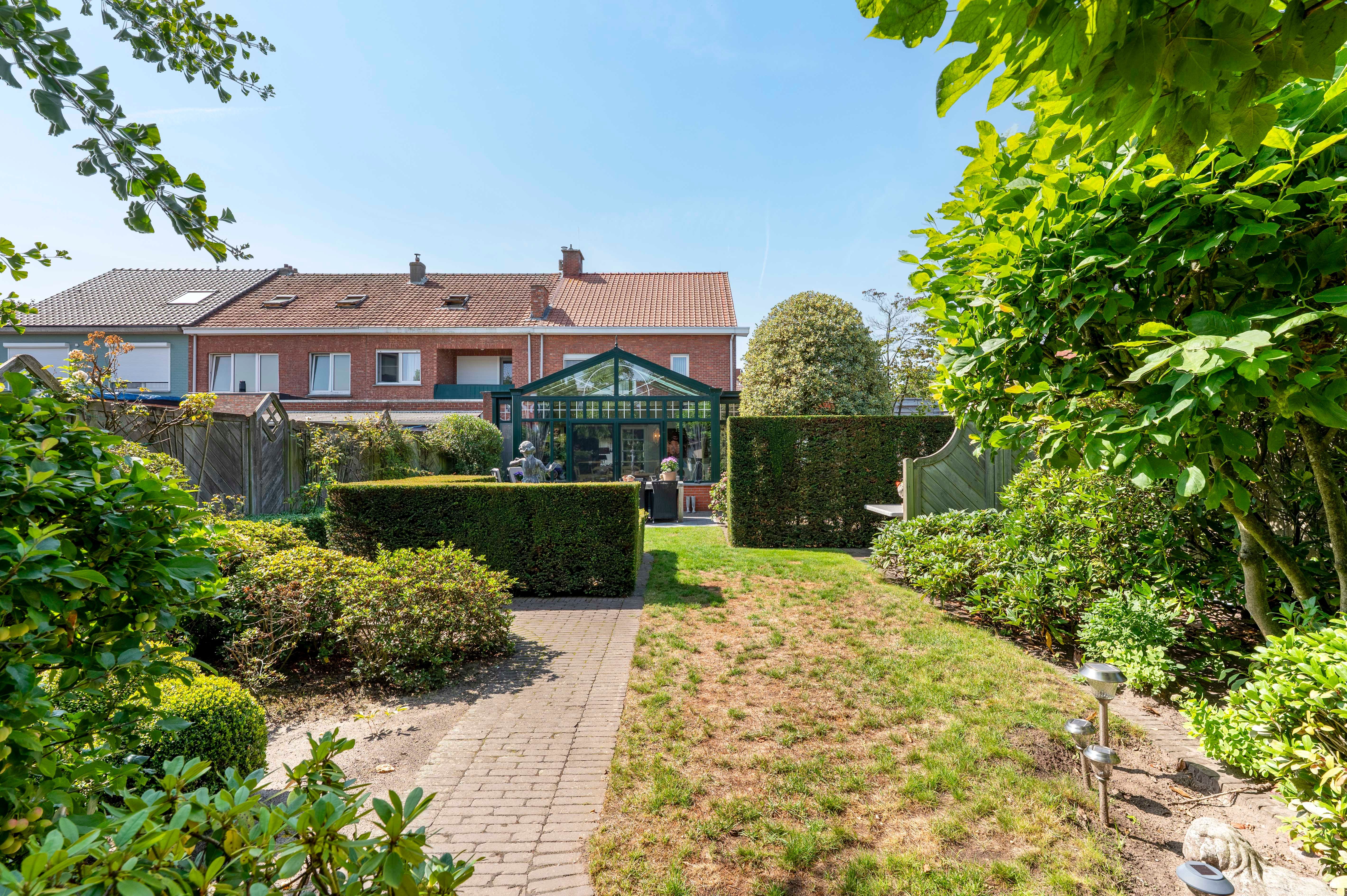Instapklare gezinswoning met prachtige tuin en veranda in hartje Ekeren foto 27
