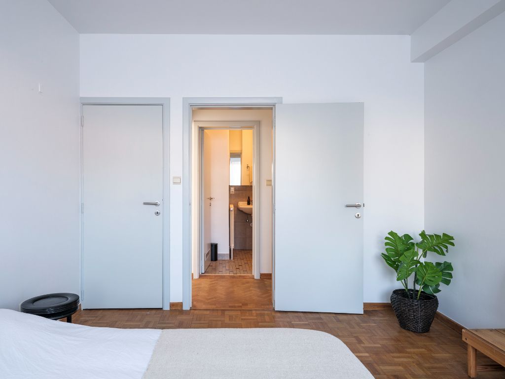 Een stijlvol appartement in de&nbsp;Sportstraat, met een warm mid-century karakter en hedendaags wooncomfort. foto 8