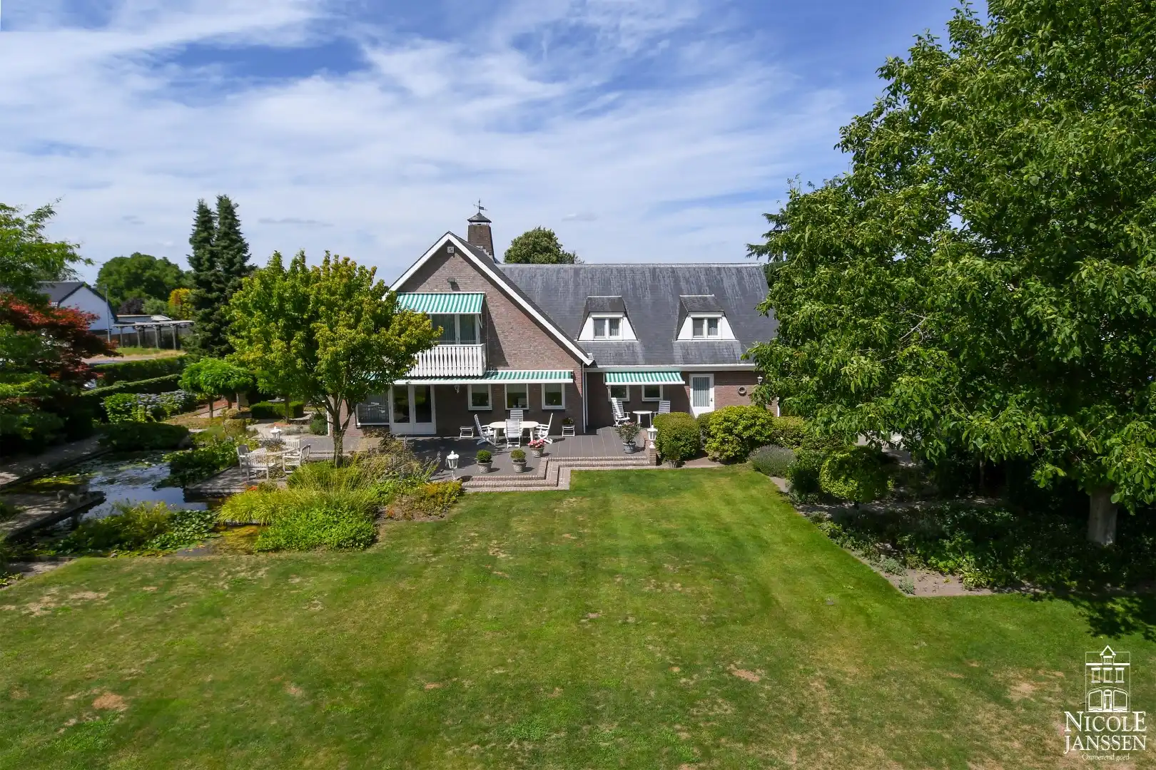 Stijlvol en ruim ingedeeld landhuis met grote tuin in het centrum foto 2