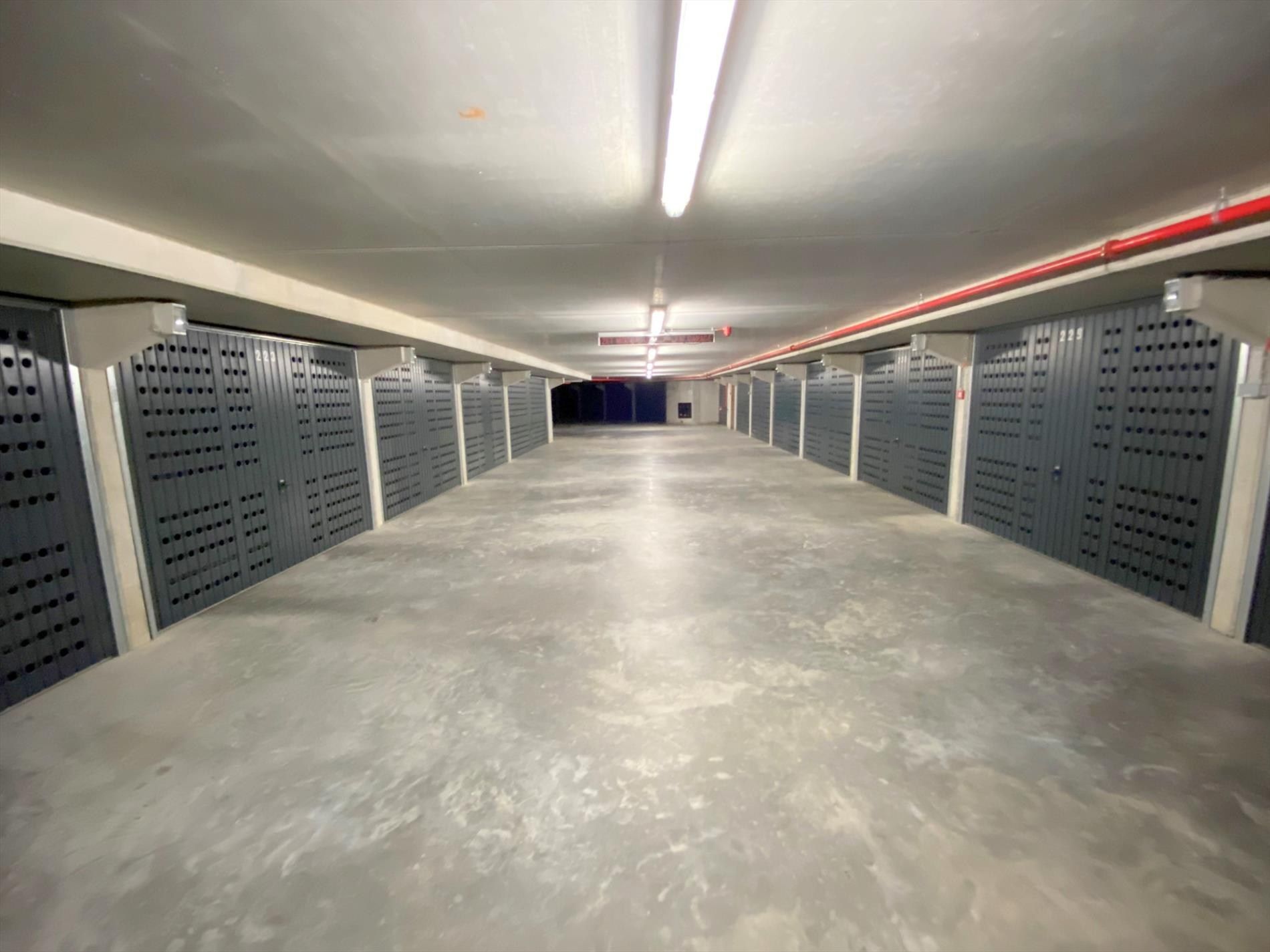 Ruime, goed toegankelijke garagebox foto {{pictureIndex}}