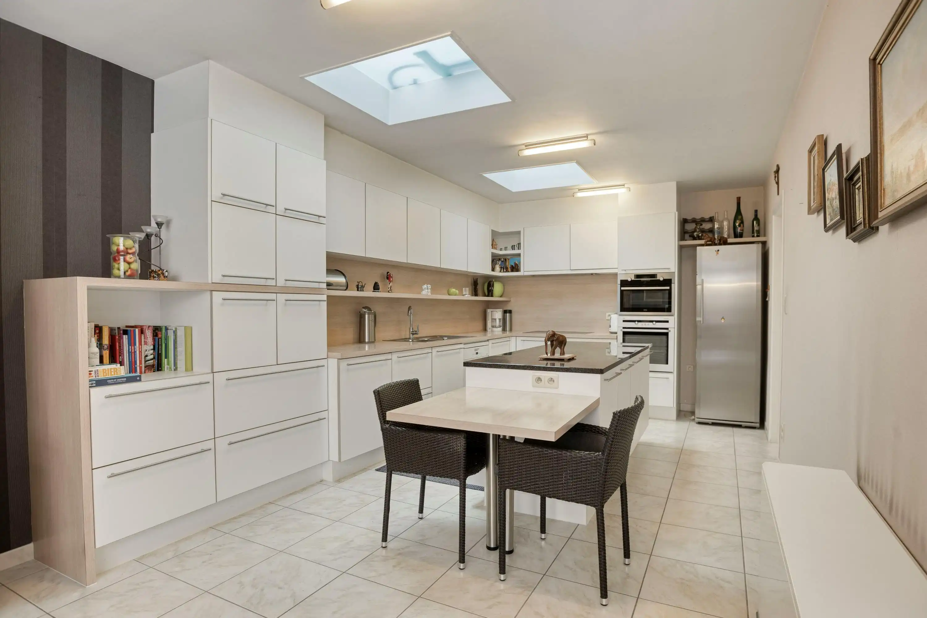 Ruime woning met 2 garages en lift in centrum Veurne foto 5
