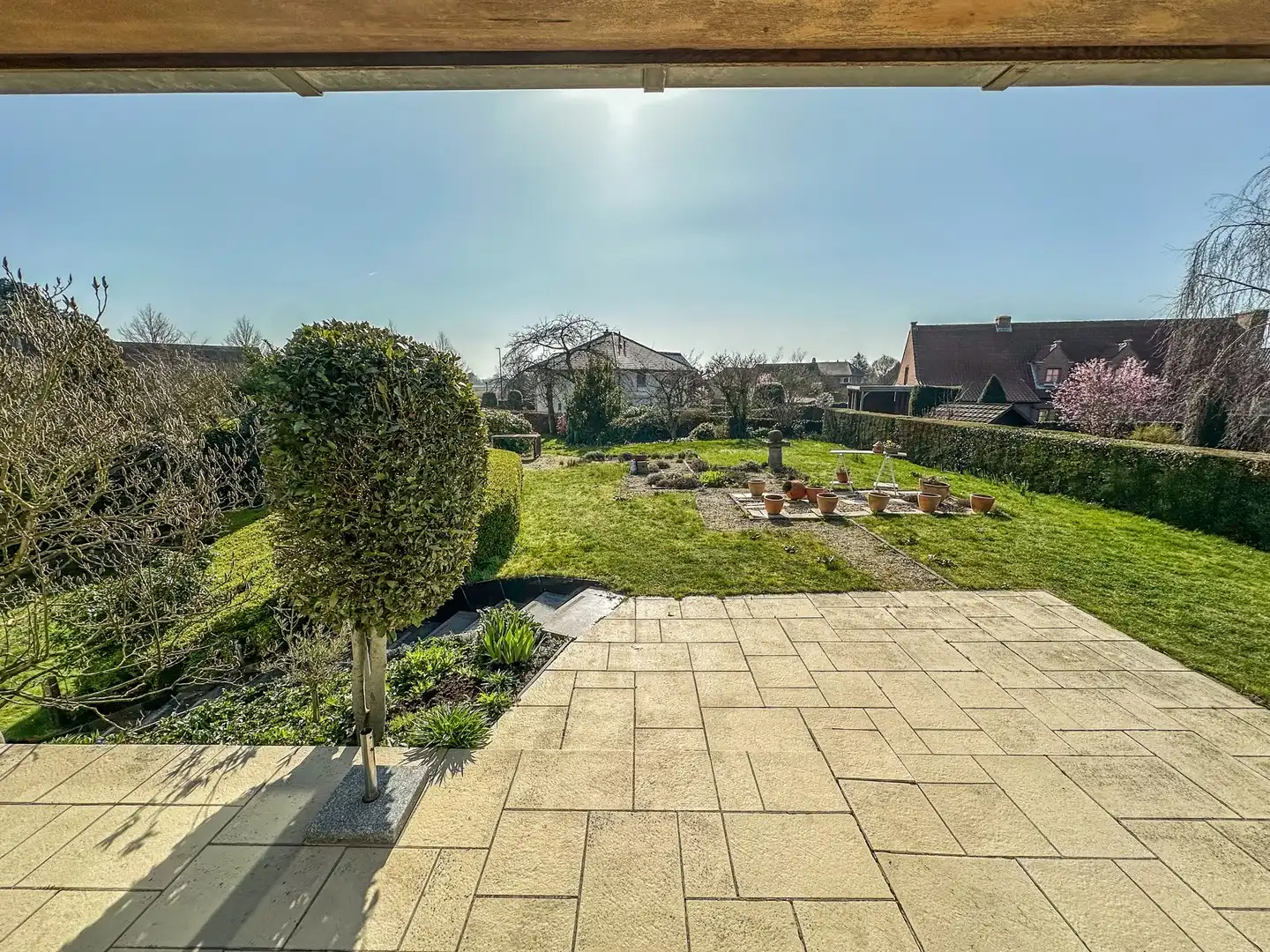 Zeer ruime villa met 4 slaapkamers, grote tuin  (869m²) en volledig onderkelderd. foto 4