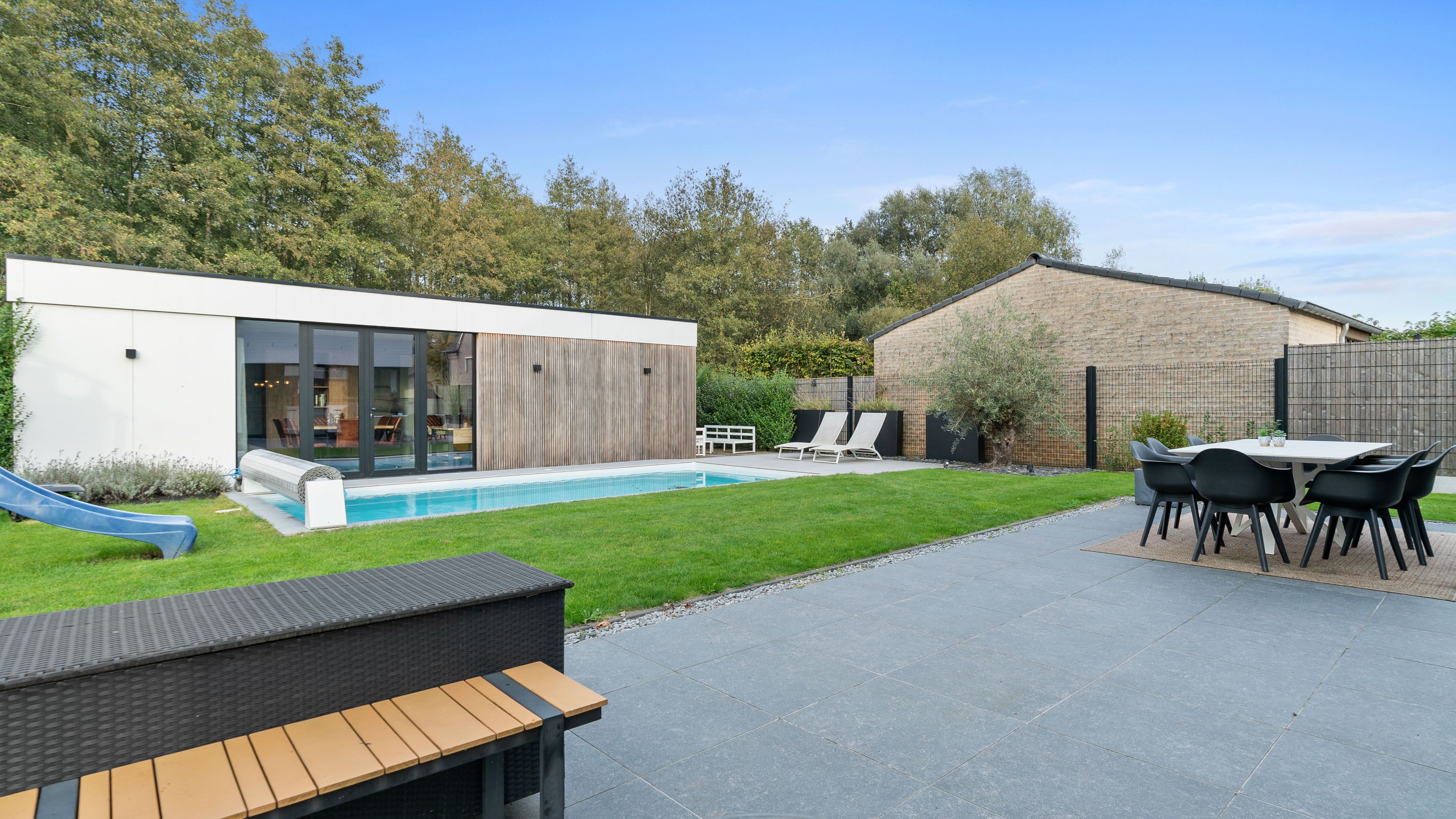 Tijdloze villa met zwembad en poolhouse foto {{pictureIndex}}