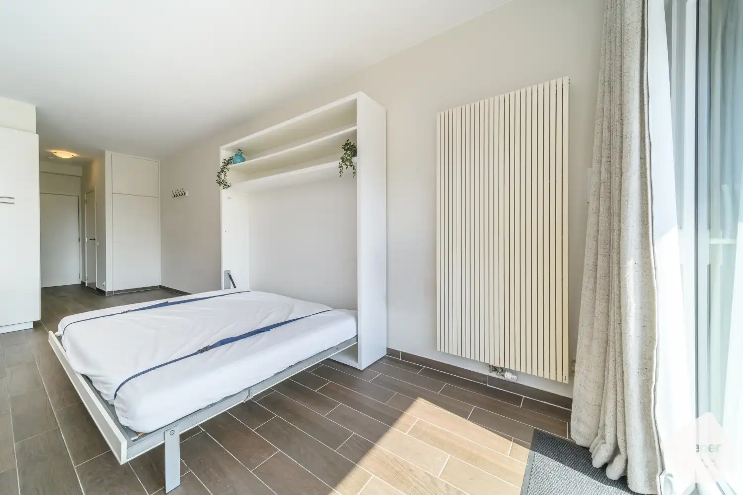 Prachtig gerenoveerde studio met slaapkamer en zijdelings zeezicht foto 9