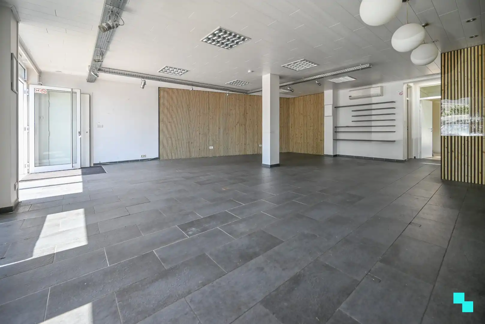 Uiterst goed gelegen commerciële ruimte te Bosmolens foto 6