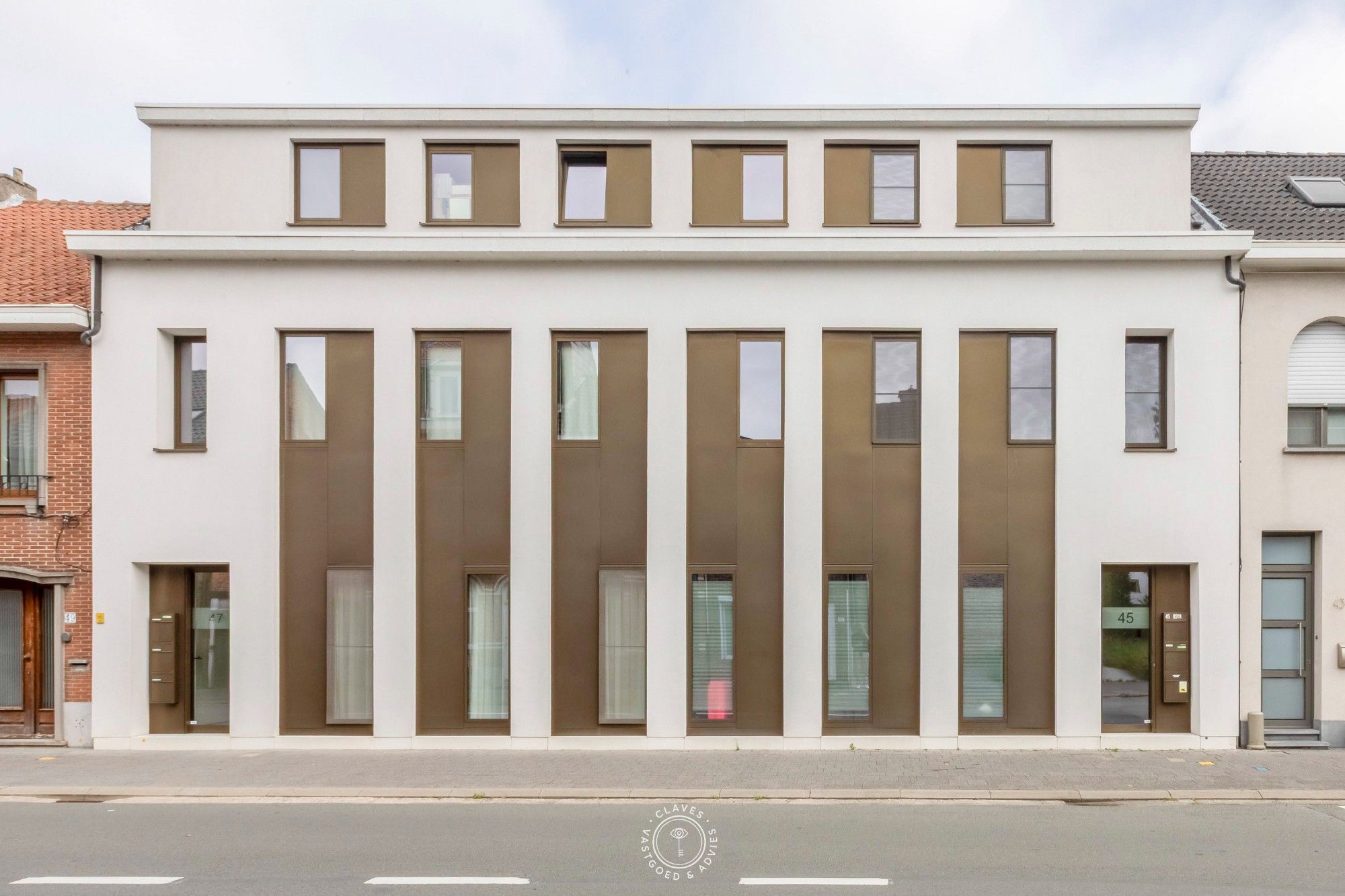 Modern appartement met 2 slaapkamers, groot terras en garagebox op centrale ligging in Sint-Niklaas foto {{pictureIndex}}