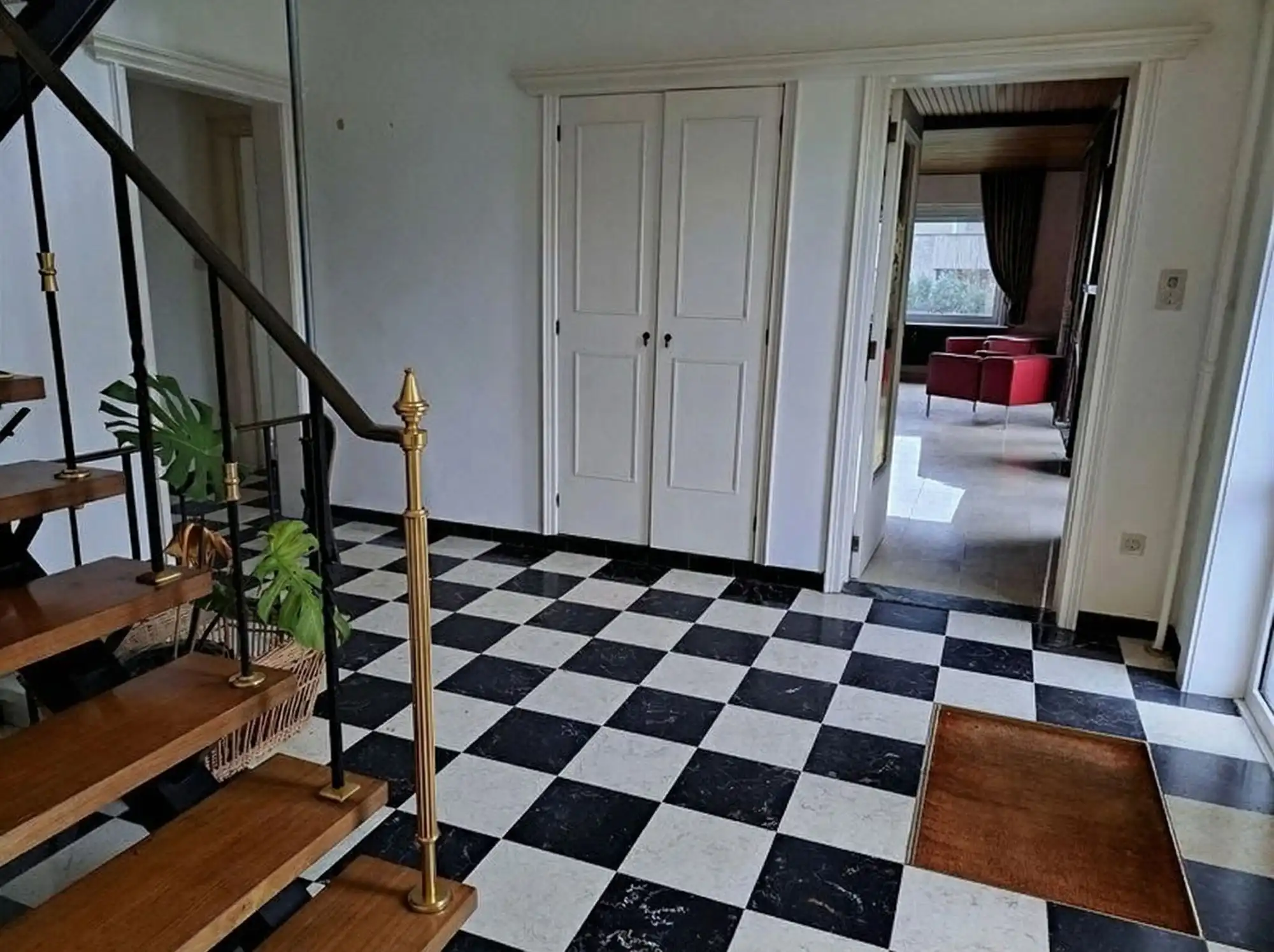 Villa met 4 slaapkamers, grote garage, veel parkeergelegenheid en een afgesloten tuin. foto 3