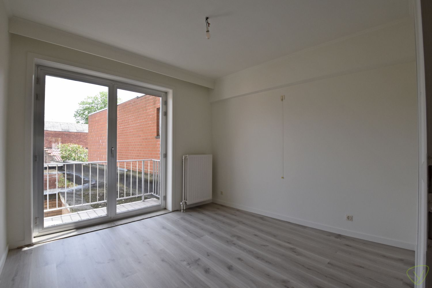 Gerenoveerd appartement te huur in het centrum van Eeklo! foto 9