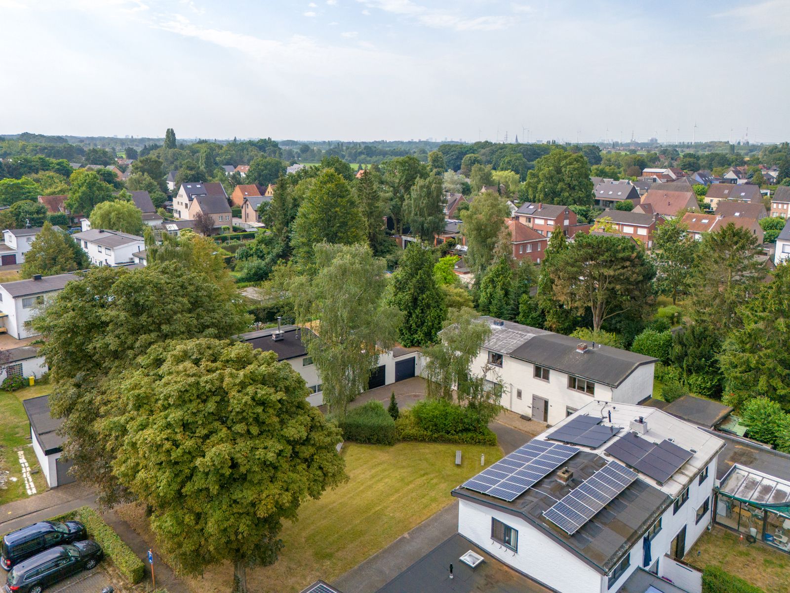 Goed gelegen te renoveren woning met 3 slaapkamers, garage en ruime tuin! foto 17