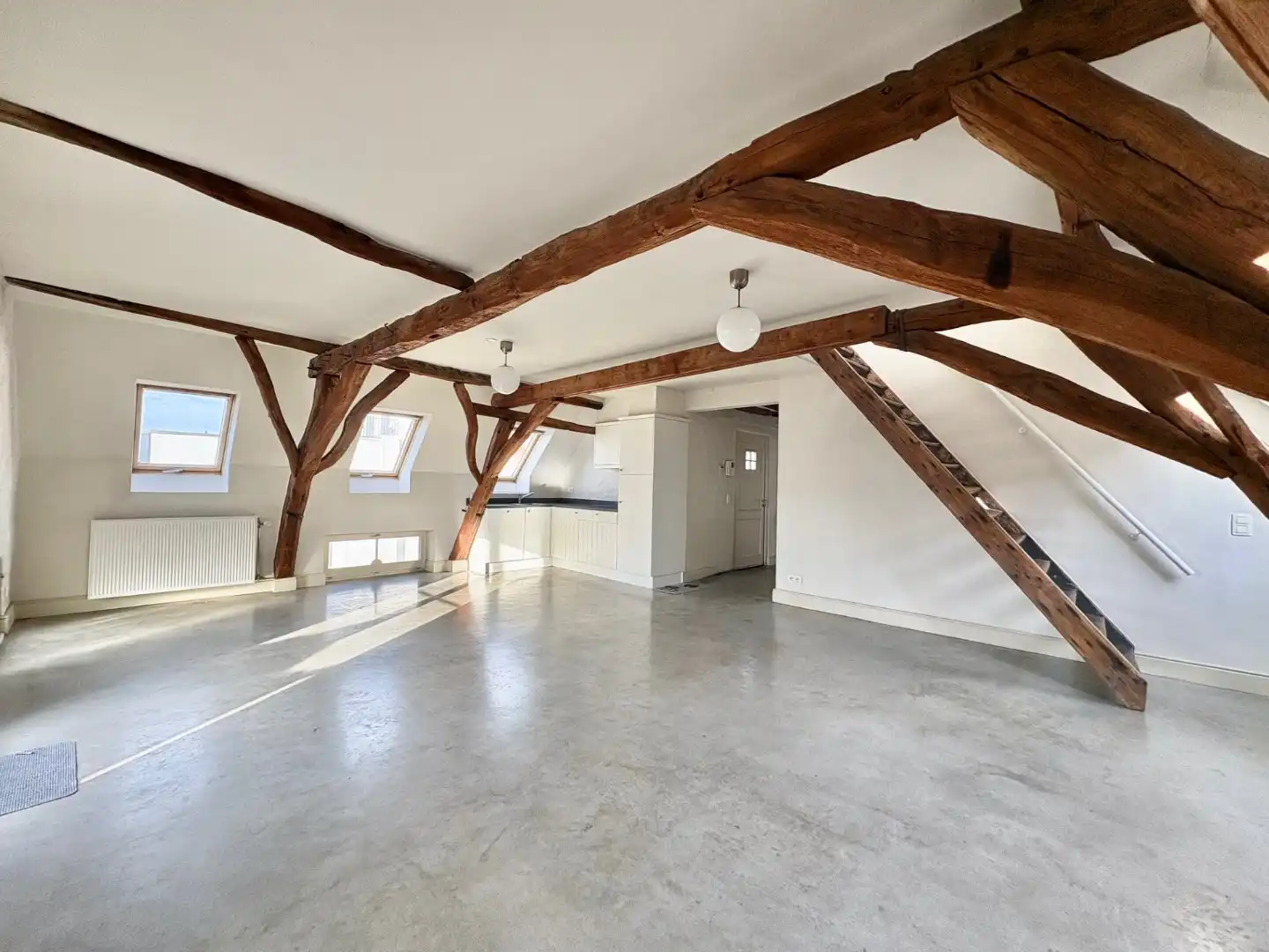 Stijlvol 3-slaapkamer duplexappartement met zonnig terras foto {{pictureIndex}}