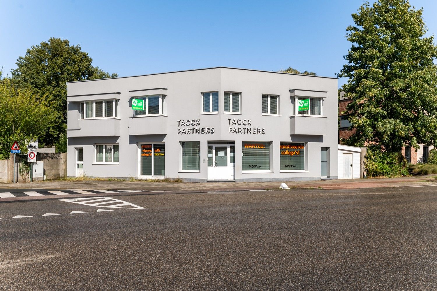 Ruim kantoorgebouw op een centrale locatie te koop in Wommelgem foto {{pictureIndex}}