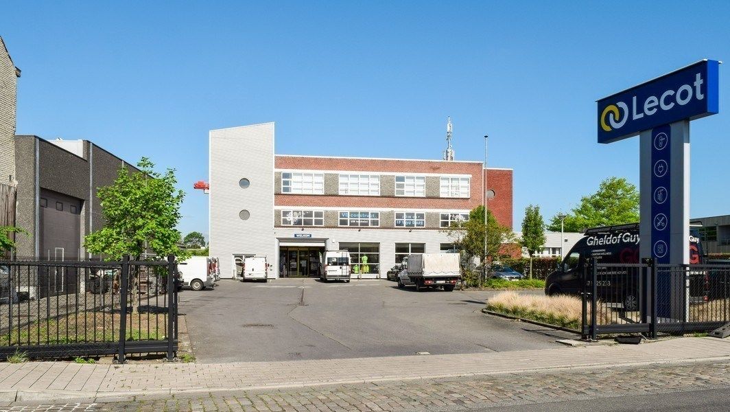 Budgetvriendelijke kantoren te huur vlakbij E17 in Gentbrugge foto {{pictureIndex}}