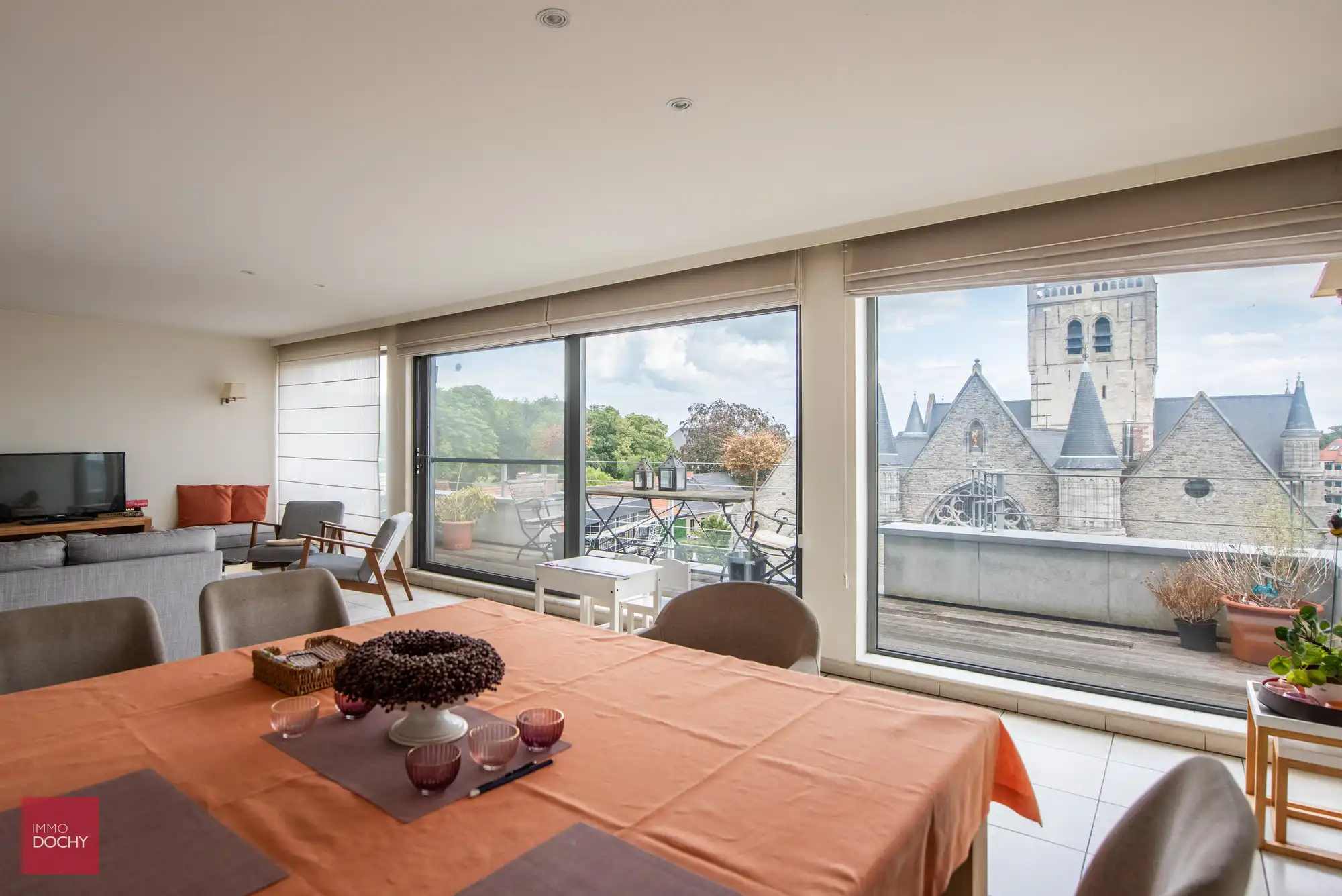 Heel ruim appartement op topligging met zicht op de markt foto 4