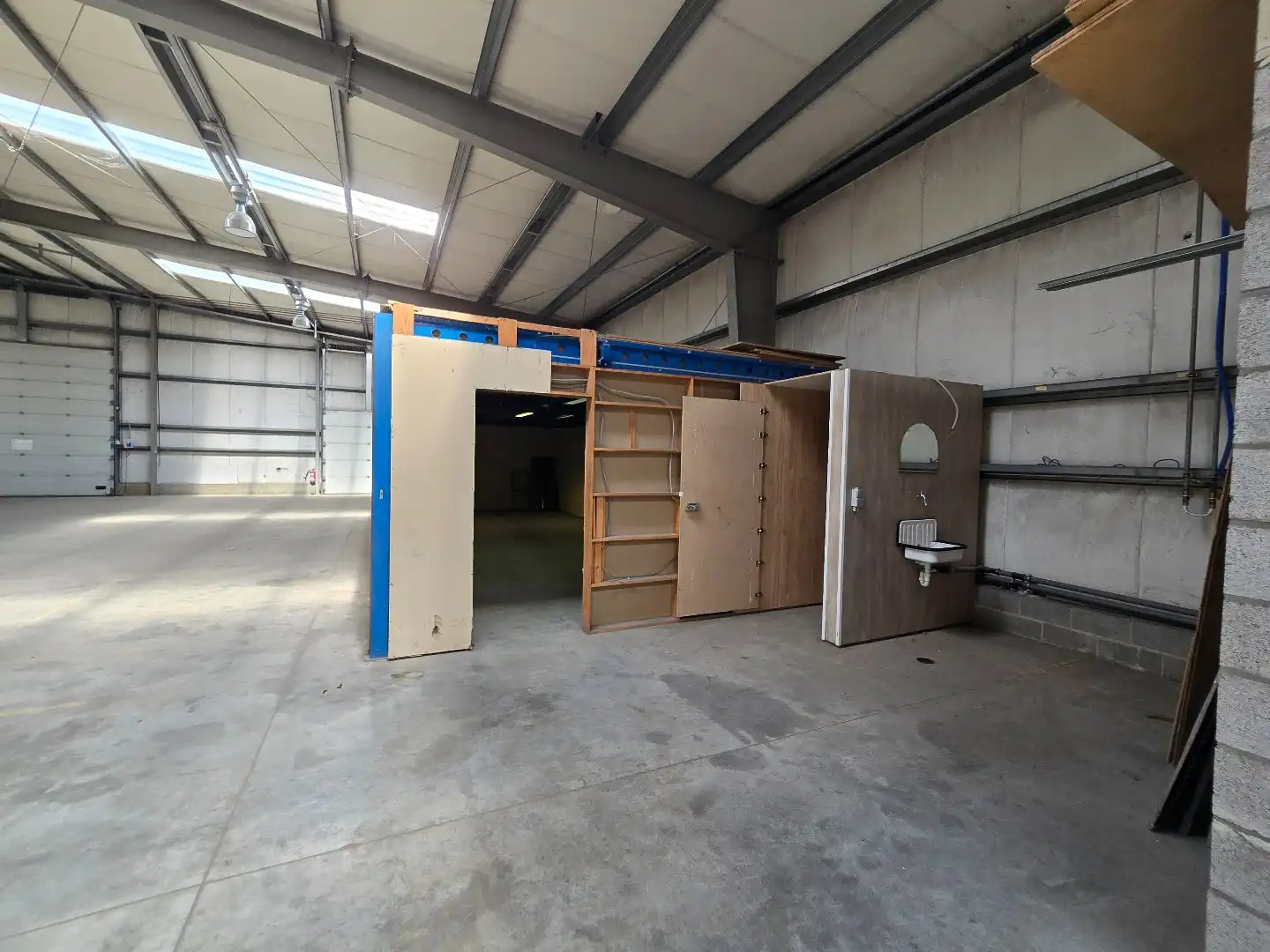 Ruime magazijn-/bedrijfsruimte van ca. 1.200 m² met 5 sectionaalpoorten en 3 laadkades op goed bereikbaar industrieterrein foto 27