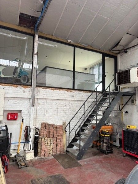 Magazijn/garage met bureelruimte TE HUUR in Harelbeke. foto 3