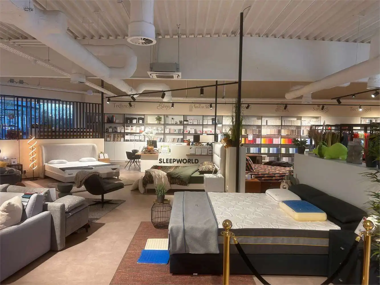 TOP GELEGEN COMMERCIEEL GEBOUW NABIJ ACTION, VAN HAAREN, ... foto 5